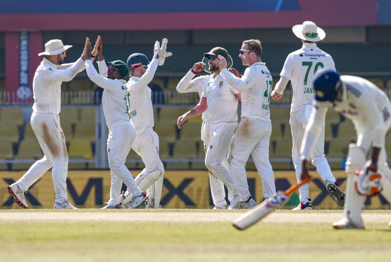 ദക്ഷിണാഫ്രിക്കക്കെതിരായ രണ്ട് മത്സരങ്ങളിലും സമ്പൂർണ പരാജയമാണ് ഇന്ത്യ നേരിട്ടത്. ആദ്യ കളി 30 റൺസിന് തോറ്റപ്പോൾ രണ്ടാമത്തെ കളി 403 റൺസിൻ്റെ വമ്പൻ തോൽവിയാണ് ഇന്ത്യ വഴങ്ങിയത്. രണ്ട് മത്സരങ്ങളിലും ബാറ്റിംഗ് പരാജയമാണ് ഇന്ത്യക്ക് ഏറെ തിരിച്ചടിയായത്.