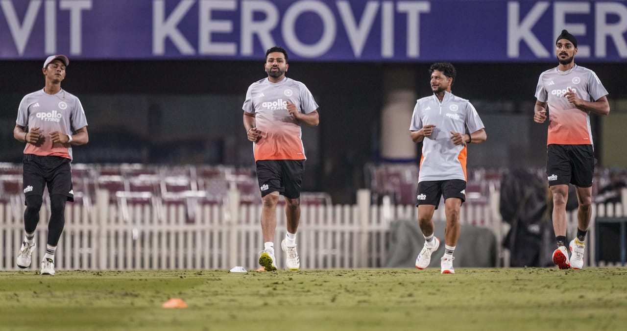 ദക്ഷിണാഫ്രിക്കക്കെതിരായ ആദ്യ ഏകദിനത്തിൽ രോഹിത് ശർമ്മയ്ക്കൊപ്പം ആര് ഇന്നിംഗ്സ് ഓപ്പൺ ചെയ്യും? യശസ്വി ജയ്സ്വാളിന് ഇടങ്കയ്യനെന്ന പരിഗണനയുള്ളപ്പോൾ ഋതുരാജ് ഗെയ്ക്വാദ് തകർപ്പൻ ഫോമിലാണ്. ഇവരിൽ ആരാവും രോഹിതിനൊപ്പം ഇന്നിംഗ്സ് ഓപ്പൺ ചെയ്യുക എന്നതിൽ സംശയമുണ്ട്.