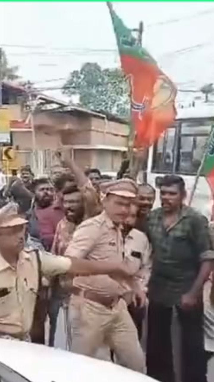 എ പത്മകുമാറിനെതിരെ കൊല്ലത്ത് പ്രതിഷേധം