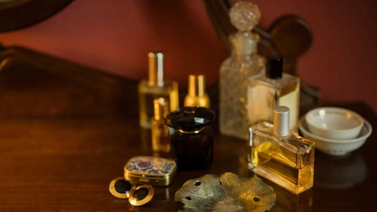 മധ്യകാലഘട്ടം മുതൽ തന്നെ ഇവിടെ സുഗന്ധദ്രവ്യങ്ങൾക്ക് വളരെയധികം പ്രാധാന്യം ലഭിച്ചിരുന്നു. സു​ഗന്ധതൈലങ്ങളും പെർഫ്യൂമുകളും ജനിക്കാനും അത് നിർമ്മിക്കുന്നത് ഒരു കലാരൂപമായി മാറാനുമെല്ലാം ഫ്രാൻസ് വലിയ പങ്ക് വഹിച്ചിട്ടുണ്ട്. ഇതിനു കാരണം അവിടുത്തെ കലാകാരന്മാരും സസ്യശാസ്ത്രജ്ഞരുമാണ്.