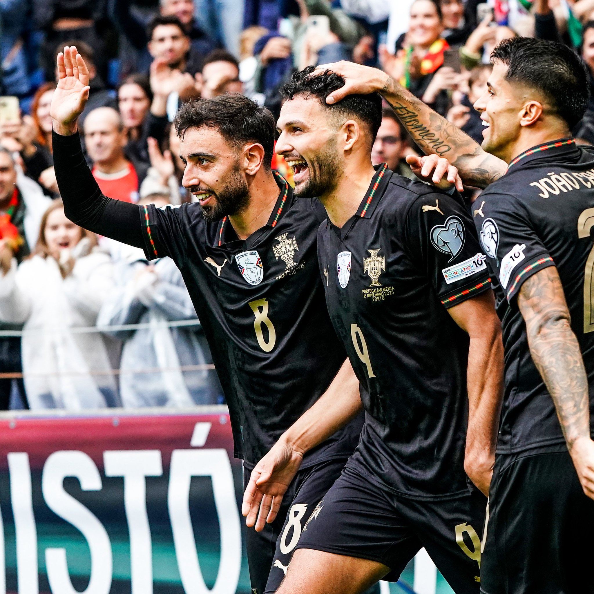 അർമേനിയക്കെതിരായ തകർപ്പൻ വിജയത്തോടെ പോർച്ചുഗലിന് ലോകകപ്പ് യോഗ്യത. കഴിഞ്ഞ കളി റെഡ് കാർഡ് ലഭിച്ച സൂപ്പർ താരം ക്രിസ്റ്റ്യാനോ റൊണാൾഡോ ഇല്ലാതെയാണ് പോർച്ചുഗൽ ഇറങ്ങിയത്. എന്നാൽ, ഇത് പോർച്ചുഗലിനെ സംബന്ധിച്ച് ഒരു പ്രശ്നമായിരുന്നില്ല. (Image Courtesy- Social Media)
