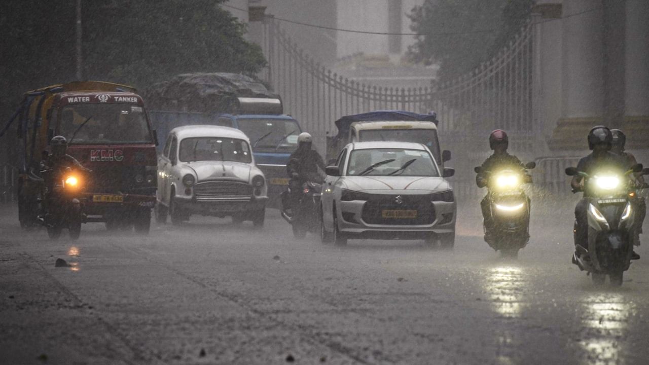 Kerala rain alert: മഴ നാളെ തെക്കന്മാർക്കു മാത്രമോ? മുന്നറിയിപ്പ് ഇങ്ങനെ….