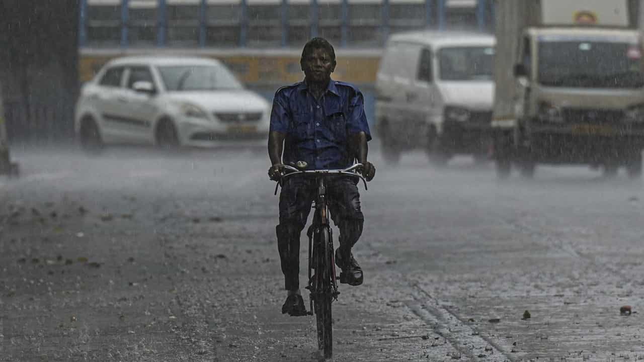 Kerala Rain Alert: ഇന്ന് തെക്കന്‍ ജില്ലകളില്‍, നാളെ മധ്യകേരളത്തില്‍; മിന്നലിന്റെ അകമ്പടിയോടെ മഴ ഇരച്ചെത്തും