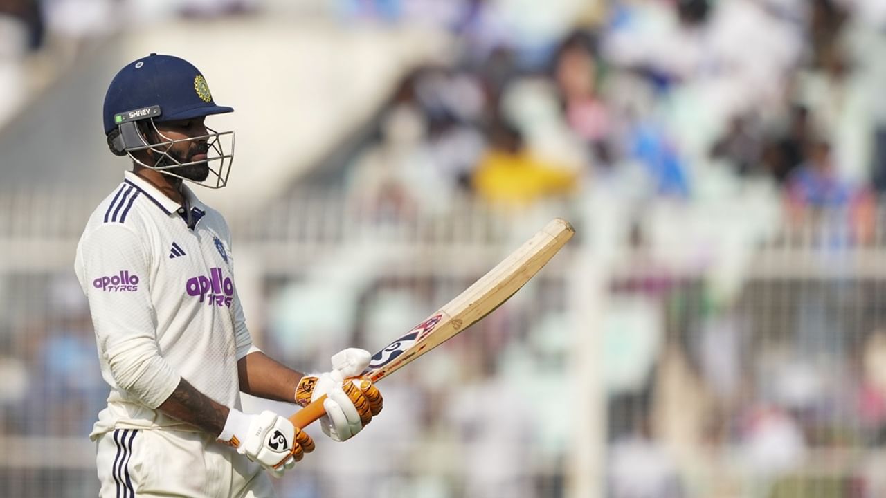 ആറാം നമ്പറില്‍ രവീന്ദ്ര ജഡേജ എത്തുമെന്നതില്‍ സംശയമില്ല. ഏഴാം നമ്പറില്‍ ഗില്ലിന് പകരക്കാരനായി കളിക്കുമെന്ന് കരുതുന്ന നിതീഷ് കുമാര്‍ റെഡ്ഡി കളിച്ചേക്കും. തുടര്‍ന്നുള്ള പൊസിഷനുകളില്‍ അക്‌സര്‍ പട്ടേല്‍, കുല്‍ദീപ് യാദവ്, മുഹമ്മദ് സിറാജ്, ജസ്പ്രീത് ബുംറ എന്നിവരെ പ്രതീക്ഷിക്കാം  (Image Credits: PTI)