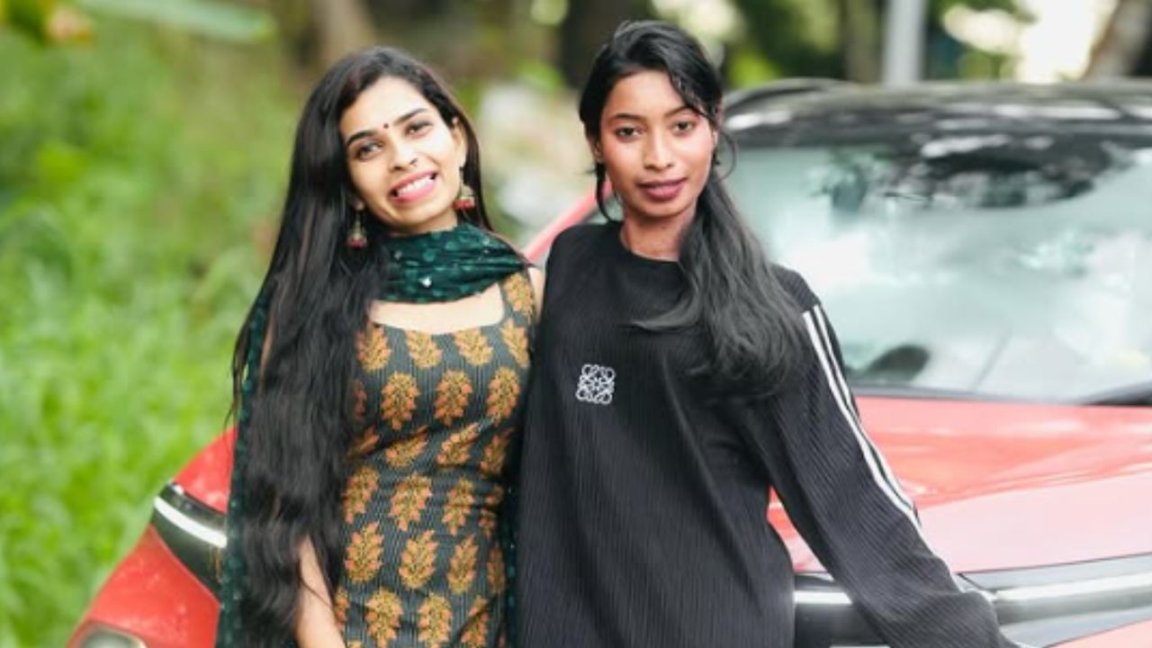 മറ്റുള്ളവരെ ബോധിപ്പിക്കാതെ എങ്ങനെ ജീവിക്കാം എന്നതിന് ഉത്തമ ഉദാഹരണമാണ് രേണു സുധി. ആരും എന്തും പറഞ്ഞോട്ടെ എന്റെ ജീവിതം എന്റേതാണ് അത് ഞാൻ തന്നെ ജീവിച്ചു തീർക്കും എന്ന് ജീവിച്ചു കാണിക്കുകയാണ് അവർ. ഭർത്താവ് സുധി മരിച്ചതിനുശേഷം രേണു നേരിട്ട ഏറ്റവും വലിയ വെല്ലുവിളി സമൂഹത്തെ മറികടക്കുക എന്നുള്ളതായിരുന്നു. തനിക്കെതിരെ വന്ന ഓരോ വിമർശനങ്ങളെയും ചവിട്ടുപടിയാക്കി മുന്നോട്ടു പോകുകയാണ് ഇപ്പോൾ താരം. (Photo: Instagram)