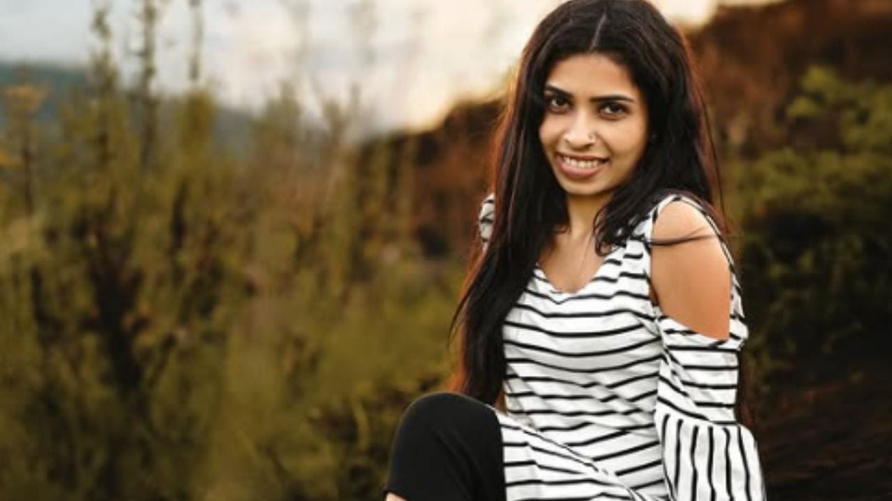 ജീവിതത്തിൽ എങ്ങനെ പോരാടി വിജയിക്കാം എന്നതിന് ഉത്തമ ഉദാഹരണമാണ് രേണു സുധി. ആര് എന്തൊക്കെ പറഞ്ഞാലും ഇതുതന്റെ ജീവിതം ആണെന്നും ഇതെങ്ങനെ ജീവിക്കണമെന്ന് തന്റെ സ്വന്തം തീരുമാനം ആണ് എന്നും ഉറച്ച നിലപാടിൽ മുന്നോട്ടു ജീവിക്കുകയാണ് താരം.  (Photo: Instagram)