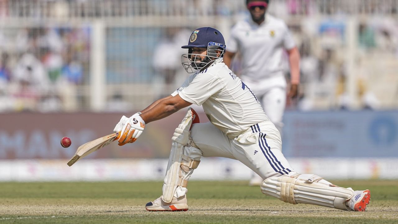 ഗില്‍ കളിച്ചില്ലെങ്കില്‍ വൈസ് ക്യാപ്റ്റന്‍ ഋഷഭ് പന്ത് ഗുവാഹത്തി ടെസ്റ്റില്‍ ഇന്ത്യയെ നയിക്കുമെന്ന് ഉറപ്പാണ്. ഓപ്പണര്‍മാരുടെ കാര്യത്തിലും സംശയങ്ങളില്ല. യശ്വസി ജയ്‌സ്വാളും, കെഎല്‍ രാഹുലുമാകും ഓപ്പണര്‍മാര്‍  (Image Credits: PTI)