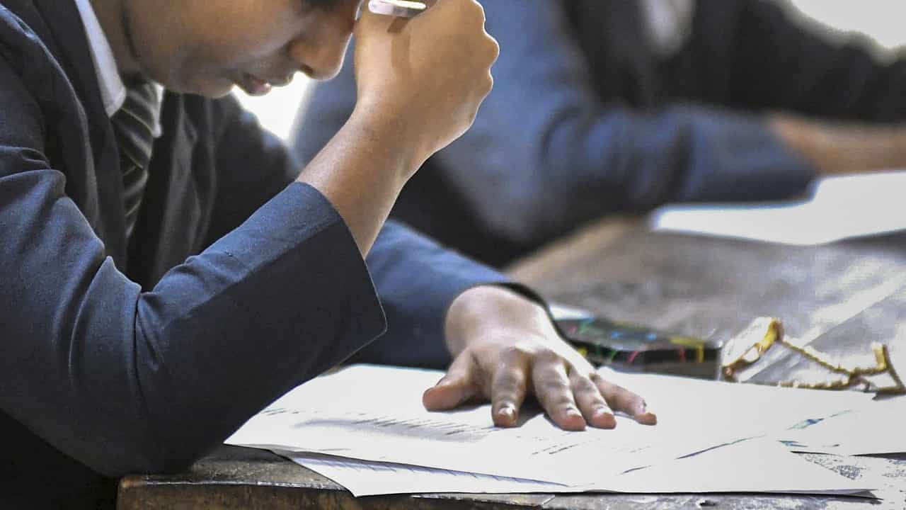 SSLC Model Question 2026: എസ്എസ്എല്‍സി പടിവാതില്‍ക്കല്‍, ഇനി ഒട്ടും സമയം കളയാനില്ല: മാതൃകാ ചോദ്യപേപ്പര്‍ എങ്ങനെ ഡൗണ്‍ലോഡ് ചെയ്യാം?