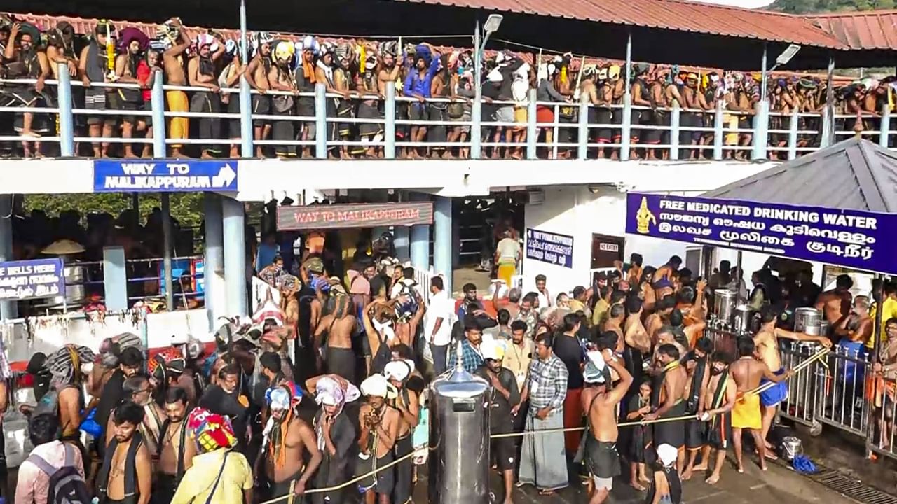 sabarimalaonline.org എന്ന വെബ്‌സൈറ്റ് വഴിയാണ് വെര്‍ച്വല്‍ ക്യൂവിന് ബുക്ക് ചെയ്യേണ്ടത്. വഴിപാടുകളും ഈ സൈറ്റ് വഴി ബുക്ക് ചെയ്യാം. പമ്പ, നിലയ്ക്കല്‍, എരുമേലി, വണ്ടിപ്പെരിയാർ സത്രം, ചെങ്ങന്നൂർ എന്നിവിടങ്ങളില്‍ സ്‌പോട്ട് ബുക്കിങിന് സൗകര്യമുണ്ട്  (Image Credits: PTI)