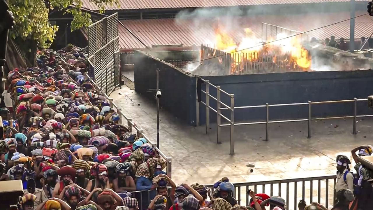 നിലയ്ക്കല്‍, ചക്കുപാലം, ഹില്‍ടോപ് എന്നിവിടങ്ങളില്‍ പാര്‍ക്കിങ് ഫീസ് പിരിക്കുന്നതിനായി ഫാസ്ടാഗ് സംവിധാനങ്ങള്‍ ഏര്‍പ്പെടുത്തിയിട്ടുണ്ട്. ബസ്-100, മിനി ബസ്-75, 14 സീറ്റ് വാഹനങ്ങള്‍-50, നാല് സീറ്റ് വാഹനങ്ങള്‍-30, ഓട്ടോറിക്ഷ-15 എന്നിങ്ങനെയാണ് നിരക്ക്  (Image Credits: PTI)