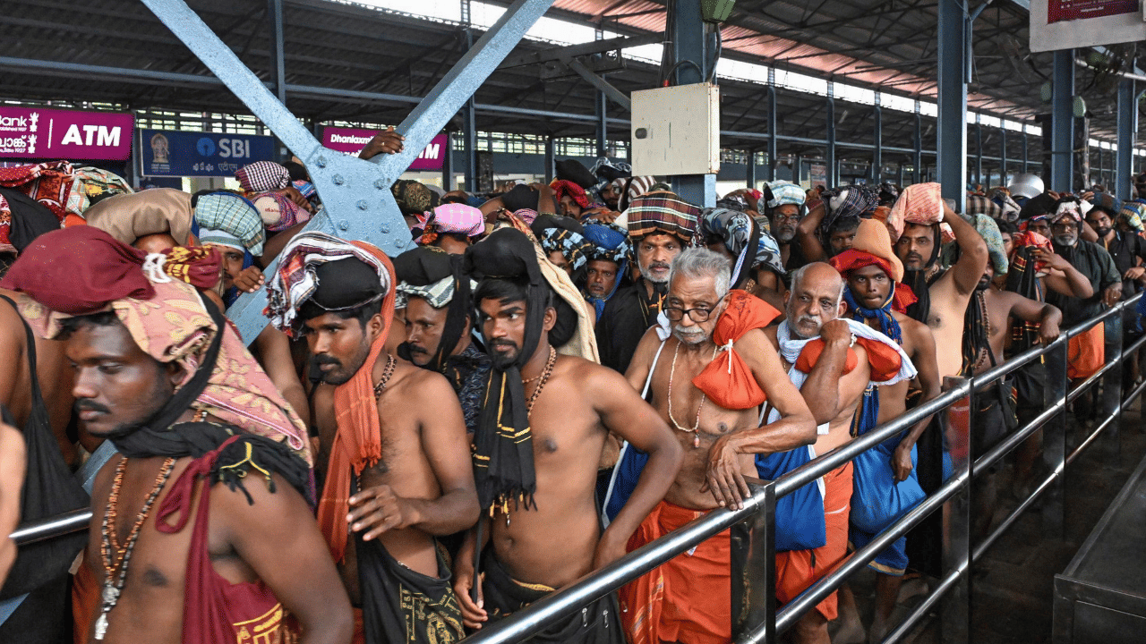 Sabarimala Mandala Kalam 2025: ശബരിമലയിൽ തീർത്ഥാടക പ്രവാഹം; ഇന്നലെ മാത്രം മല കയറിയത് ഒരു ലക്ഷത്തിലധികം ഭക്തർ