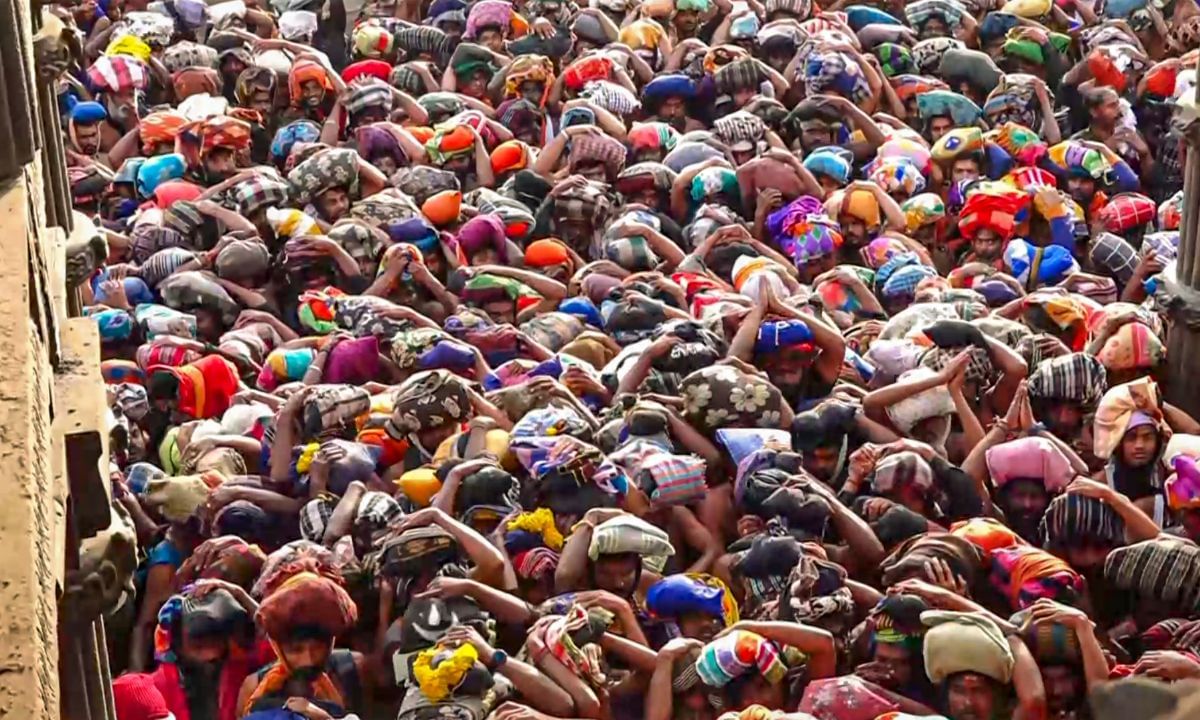 കൂടാതെ പ്രൂഫിന് വേണ്ടി ആധാറ്, വോട്ടർ ഐഡി, പാസ്പോർട്ട് എന്നിവയിൽ ഏതെങ്കിലും ഒന്നിന്റെ നമ്പർ നൽകണം. കൂടാതെ ഇമെയിൽ ഐഡിയും ലോഗിൻ ചെയ്യാനുള്ള പാസ്സ്‌വേർഡും നൽകിയാൽ രജിസ്ട്രേഷൻ പൂർത്തിയായി. ഈമെയിൽ ഐഡി മൊബൈൽ നമ്പർ പാസ്സ്‌വേർഡ് എന്നിവ ഉപയോഗിച്ച് ഹോം പേജിലൂടെ ലോഗിൻ ചെയ്യാം. ലോഗിൻ ചെയ്യുമ്പോൾ മറ്റൊരു പേജും ലഭിക്കും. ഇതിൽ കാണുന്ന വെർച്വൽ ക്യൂ എന്ന ഓപ്ഷനിൽ ക്ലിക്ക് ചെയ്യുക.  (Photo: PTI)