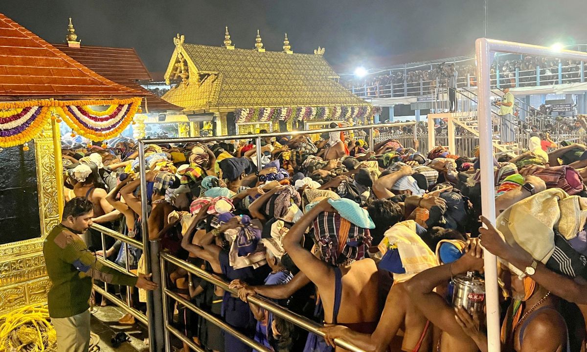 തുടർന്ന് വരുന്ന പേജിൽ ശബരിമല ദർശനം നടത്തേണ്ട തീയതി പോകുന്ന റൂട്ട് എന്നിവ നൽകാനുള്ള ഓപ്ഷൻ ലഭിക്കും. ഇത് നൽകുമ്പോൾ ലഭിക്കുന്ന സ്ലോട്ടുകളിൽ നമുക്ക് വേണ്ടത് തിരഞ്ഞെടുക്കുക. അതായത് നിങ്ങൾ എത്തുന്ന സമയമാണ് സ്ലോട്ടായി തിരഞ്ഞെടുക്കേണ്ടത്. ഇതിനുപുറമേ നിങ്ങൾ തനിച്ചാണോ അതോ സംഘമായാണോ തീർത്ഥാടനത്തിന് എത്തുന്നത് എന്നിവ നൽകാനുള്ള ഓപ്ഷനും ഉണ്ടാവും. സംഘമായാണ് പോകുന്നതെങ്കിൽ തീർത്ഥാടകരെ ആഡ് ചെയ്യാനുള്ള ഓപ്ഷൻ ലഭിക്കും. ഇത് ചെയ്തതിനുശേഷം പിൽഗ്രിം ഡീറ്റെയിൽസ് എന്ന ഓപ്ഷൻ തിരഞ്ഞെടുക്കാം.  (Photo: PTI)