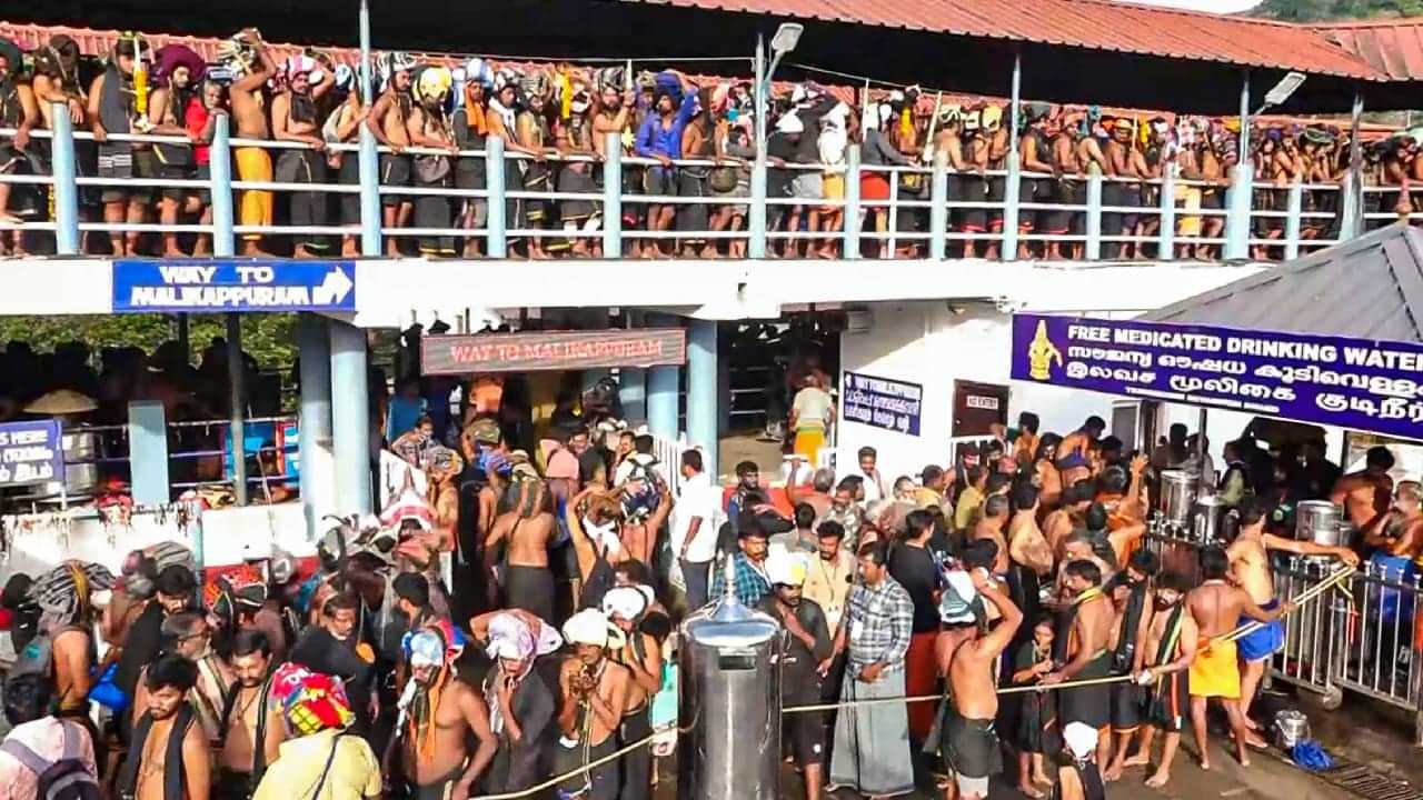 Sabarimala Mandala kalam 2025: ശബരിമലയില്‍ വന്‍ തിരക്ക്; അയ്യനെ കാണാൻ ഭക്തരുടെ നീണ്ട നിര