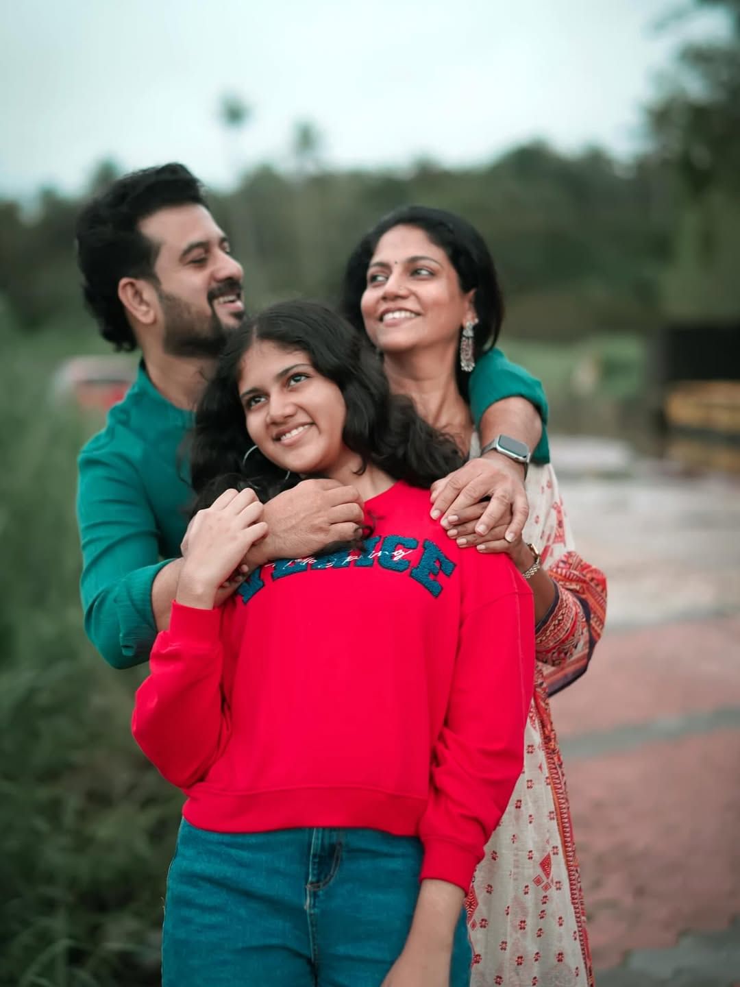 സീരിയൽ കഴഞ്ഞതുകൊണ്ട് തന്നെ തനിക്ക് പോകാമായിരുന്നുവെന്നും ബിഗ് ബോസിൽ പോകുന്ന കാര്യം താൻ വെറുതെ വീട്ടിൽ ചോദിച്ചുവെന്നുമാണ് നടൻ പറയുന്നത്.ഇക്കാര്യത്തെ പറ്റി വലിയ ചർച്ച വരെ വീട്ടിൽ നടന്നുവെന്നും ചർച്ചയ്ക്കൊടുവിൽ തന്നെ വിശ്വാസമില്ലാത്തതുകൊണ്ട് ബിഗ് ബോസിൽ പോവേണ്ടെന്ന് ഭാര്യ പറഞ്ഞുവെന്നാണ് സാജൻ സൂര്യ പറയുന്നത്.