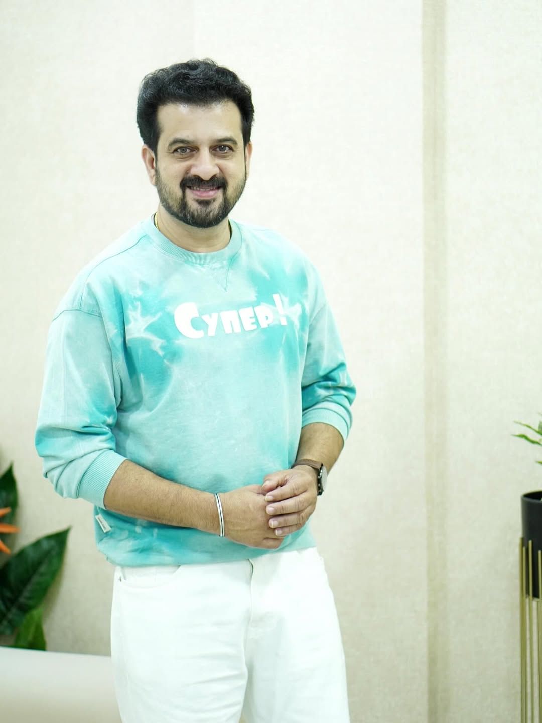 താൻ നിങ്ങൾ കാണുന്ന സാജൻ സൂര്യയല്ലെന്നും വീട്ടിൽ തന്റെ സ്വഭാവം ഇത് അല്ലെന്നും നടൻ പറയുന്നു. താൻ എന്തിന് തന്റെ യഥാർത്ഥ സ്വഭാവം കാണിച്ച് പ്രേക്ഷകരെ വെറുപ്പിക്കണമെന്നാണ് സാജൻ സൂര്യ ചോദിക്കുന്നത്.