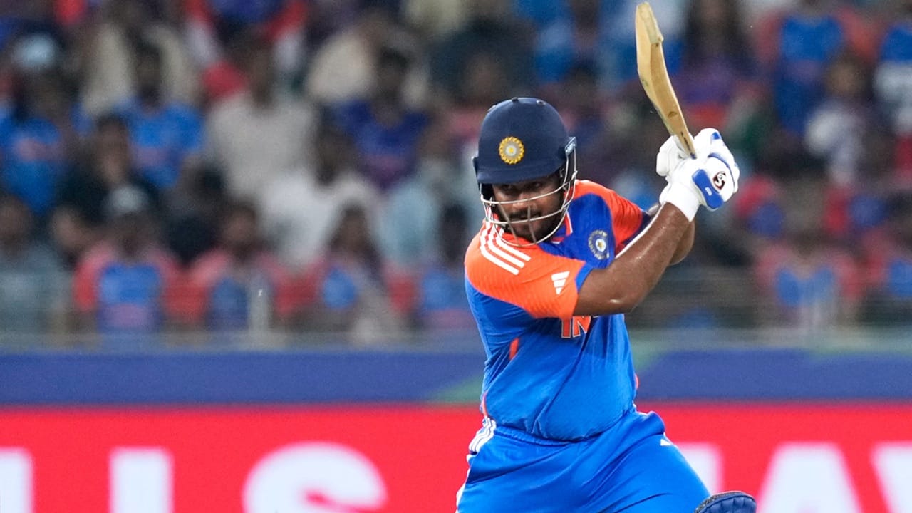 ദക്ഷിണാഫ്രിക്ക എയ്‌ക്കെതിരായ ഏകദിന പരമ്പരയ്ക്കുള്ള ഇന്ത്യ എ സ്‌ക്വാഡില്‍ നിന്ന് മലയാളി താരം സഞ്ജു സാംസണിനെ തഴഞ്ഞു. ഇഷാന്‍ കിഷനെയും, പ്രഭ്‌സിമ്രാന്‍ സിങിനെയുമാണ് വിക്കറ്റ് കീപ്പര്‍മാരായി ഉള്‍പ്പെടുത്തിയത്. തിലക് വര്‍മയാണ് ക്യാപ്റ്റന്‍ (Image Credits: PTI)