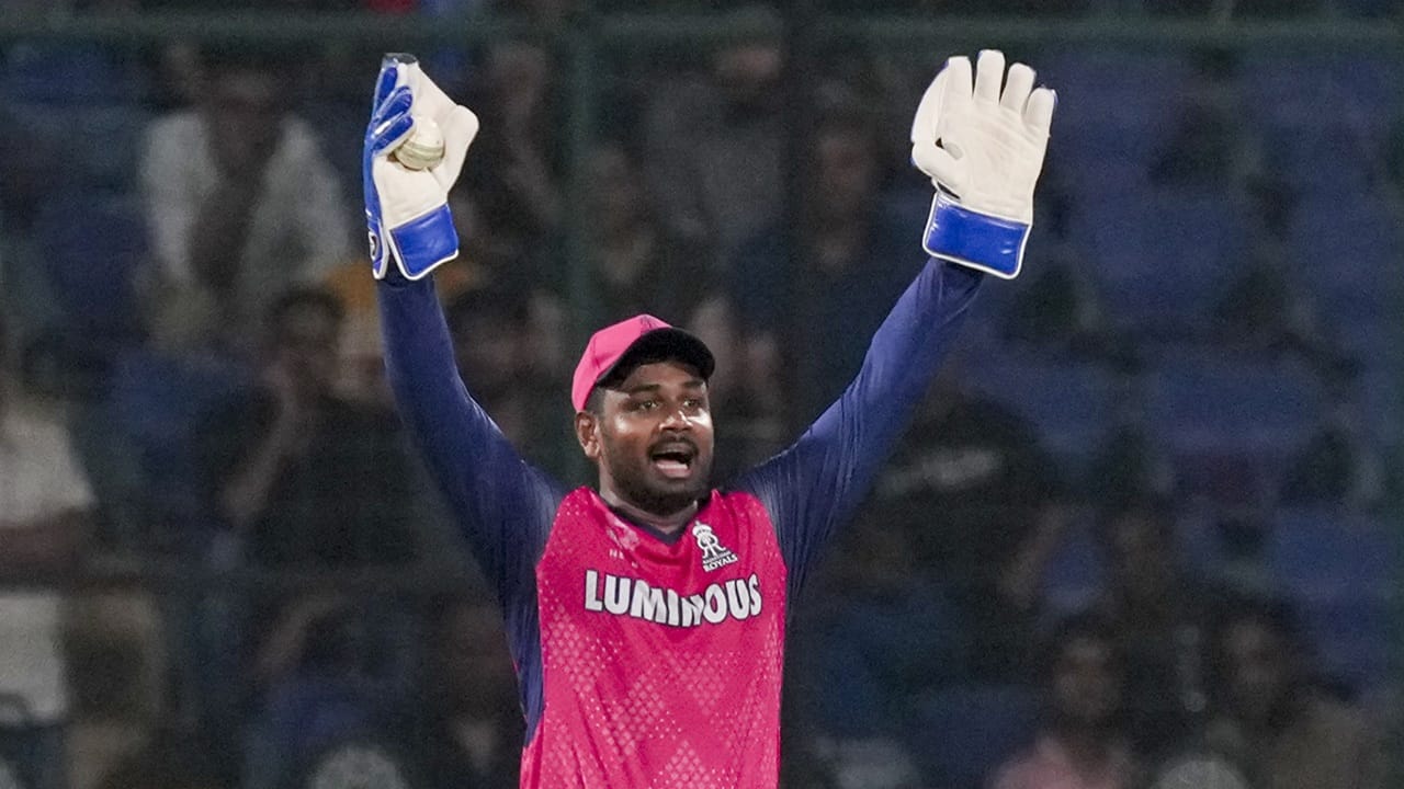 സഞ്ജു സാംസണ്‍ രാജസ്ഥാന്‍ റോയല്‍സ് വിടുമെന്ന് ഏറെക്കുറെ ഉറപ്പായിരിക്കുകയാണ്. നിലവില്‍ താരമോ, റോയല്‍സോ ഇക്കാര്യം വ്യക്തമാക്കിയിട്ടില്ല. എങ്കിലും അഭ്യൂഹം ശക്തമാണ് (Image Credits: PTI)