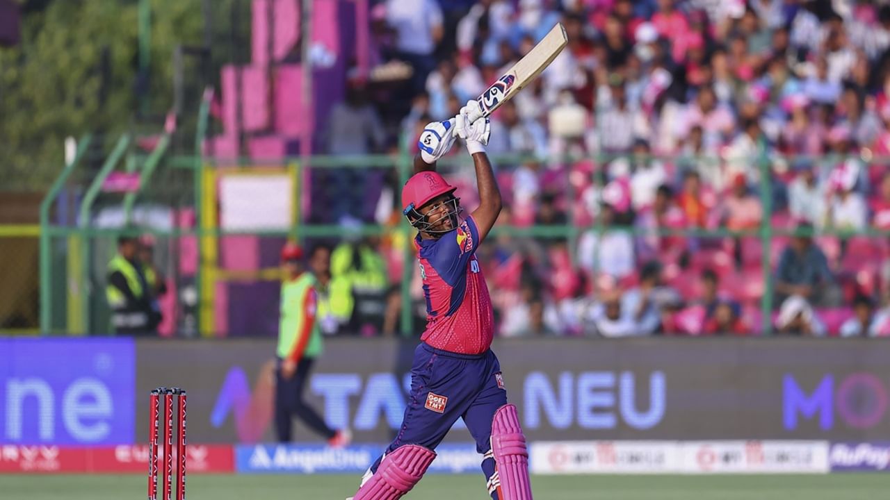 ചെന്നൈ സൂപ്പര്‍ കിങ്‌സ്, കൊല്‍ക്കത്ത നൈറ്റ് റൈഡേഴ്‌സ്, സണ്‍റൈസേഴ്‌സ് ഹൈദരാബാദ് എന്നീ ഫ്രാഞ്ചെസികള്‍ക്കും സഞ്ജുവില്‍ കണ്ണുണ്ട്. എന്തായാലും താരലേലത്തിലെത്തിയാല്‍ 15 കോടി മുതലുള്ള തുക സഞ്ജുവിന് ലേലത്തില്‍ ലഭിക്കും. അതില്‍ കൂടിയാലും അത്ഭുതപ്പെടാനില്ല. എന്നാല്‍ ലേലത്തെക്കാള്‍ കൂടുതല്‍ ട്രേഡിങിനാണ് സാധ്യത  (Image Credits: PTI)