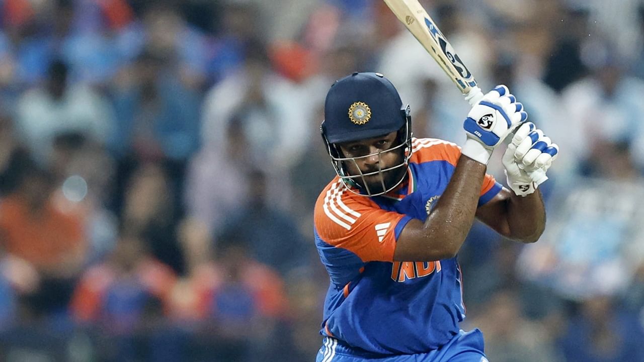 ഏകദിനത്തില്‍ മികച്ച ട്രാക്ക് റെക്കോഡുള്ള സഞ്ജുവിനെ ഓസ്‌ട്രേലിയക്കെതിരെയും തഴഞ്ഞിരുന്നു. സഞ്ജു ടോപ് ഓര്‍ഡര്‍ ബാറ്ററാണെന്നും പറഞ്ഞായിരുന്നു താരത്തെ തഴഞ്ഞത്. അങ്ങനെയെങ്കില്‍ എ ടീമില്‍ കളിപ്പിക്കാമെന്നിരിക്കെ എന്തിന് തഴഞ്ഞെന്നാണ് ചോദ്യം (Image Credits: PTI)