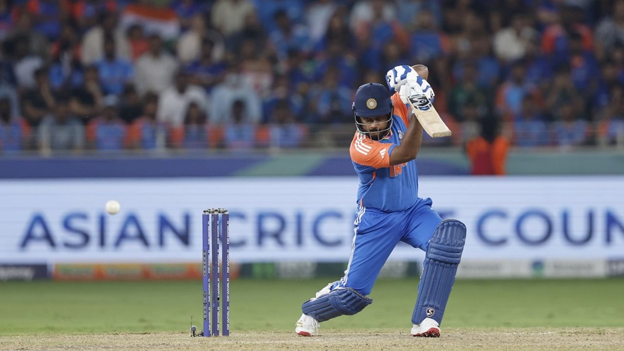 ദക്ഷിണാഫ്രിക്കയ്‌ക്കെതിരായ ഏകദിന പരമ്പരയ്ക്കുള്ള ഇന്ത്യയുടെ സീനിയര്‍ ടീമിലേക്ക് സഞ്ജുവിനെ പരിഗണിക്കുന്നതിന്റെ സൂചനയാണോ ഇതെന്നും സംശയമുണ്ട്. ഏകദിനത്തില്‍ സീനിയര്‍ ടീമിനായി കളിക്കുന്ന പല താരങ്ങളും ഏകദിന സ്‌ക്വാഡിലില്ല. ശ്രേയസ് അയ്യര്‍ കളിക്കില്ലെന്ന് വ്യക്തമായ സാഹചര്യത്തില്‍ സഞ്ജുവിനെ സീനിയര്‍ ടീമിലേക്ക് പരിഗണിക്കാന്‍ സാധ്യതയുണ്ട് (Image Credits: PTI)