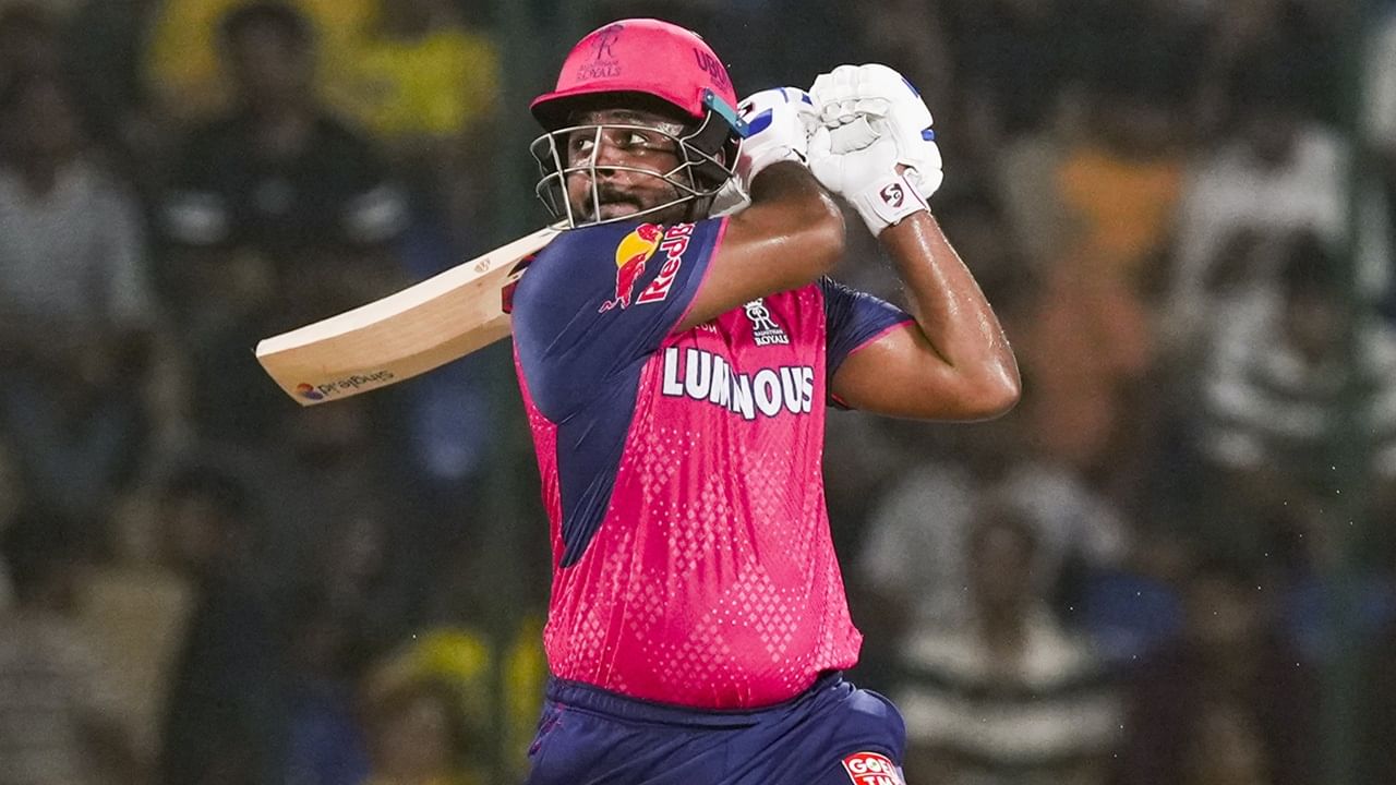 18 കോടി രൂപയ്ക്കാണ് സഞ്ജുവിനെ രാജസ്ഥാന്‍ നിലനിര്‍ത്തിയത്. ഇത്തവണ താരത്തെ വിവിധ ഫ്രാഞ്ചെസികള്‍ നോട്ടമിടുന്നു. ഡല്‍ഹി ക്യാപിറ്റല്‍സാണ് അതില്‍ പ്രധാനി  (Image Credits: PTI)