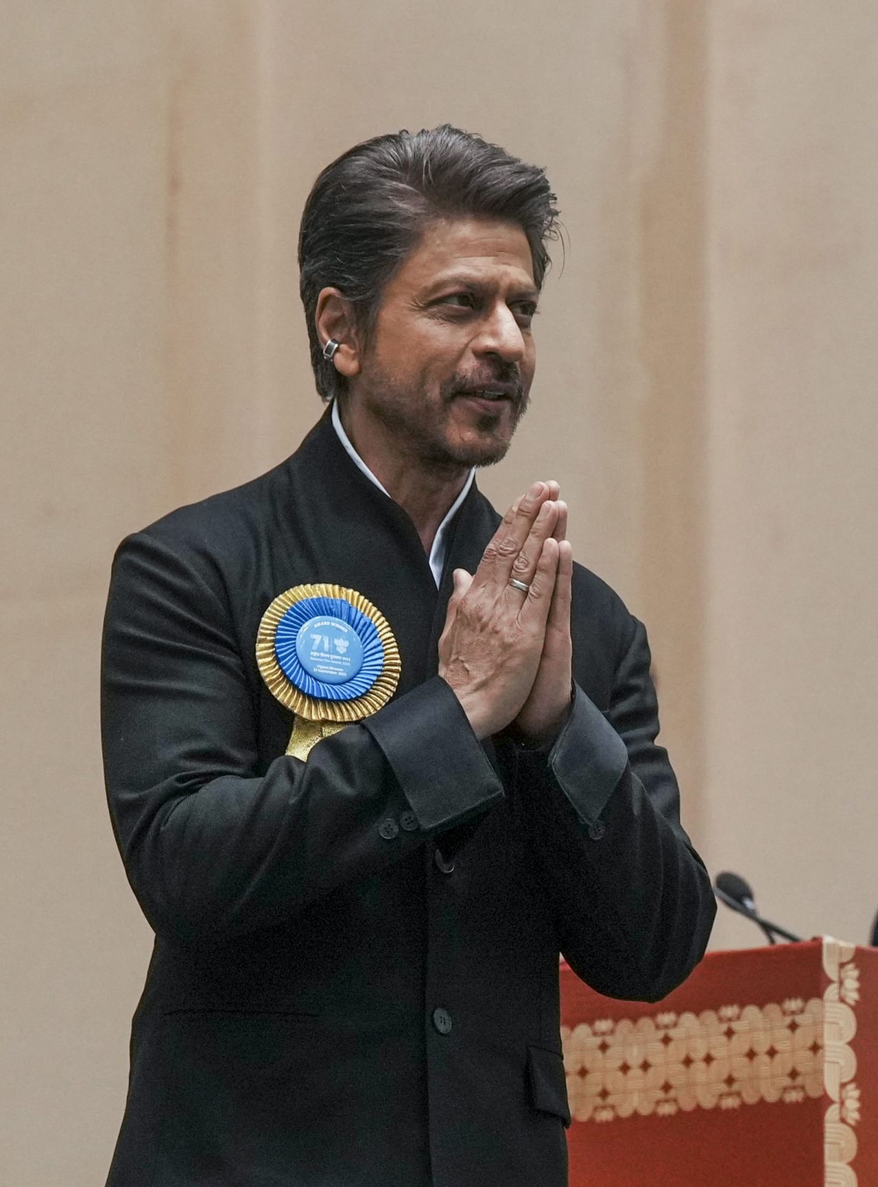 ഒരു കാലത്ത് വട്ടപൂജ്യമായിരുന്ന താരം ഇന്ന് ലോകത്തിലെ അതിസമ്പന്നരായ നടന്മാരുടെ പട്ടികയിൽ നാലാം സ്ഥാനത്താണ്. എന്നാൽ ആരെയും ഞെട്ടിപ്പിക്കുന്ന താരത്തിന്റെ വളർച്ച പെട്ടെന്നായിരുന്നില്ല. സ്ഥിരോത്സാഹവും കഠിനപ്രയത്നവുമാണ് ബോളിവുഡിന്റെ സ്വന്തം കിംഗ് ഖാൻ എന്ന പദവിയിലേക്ക് ഷാരൂഖ് ഖാനെ ഉയർത്തിയത്.