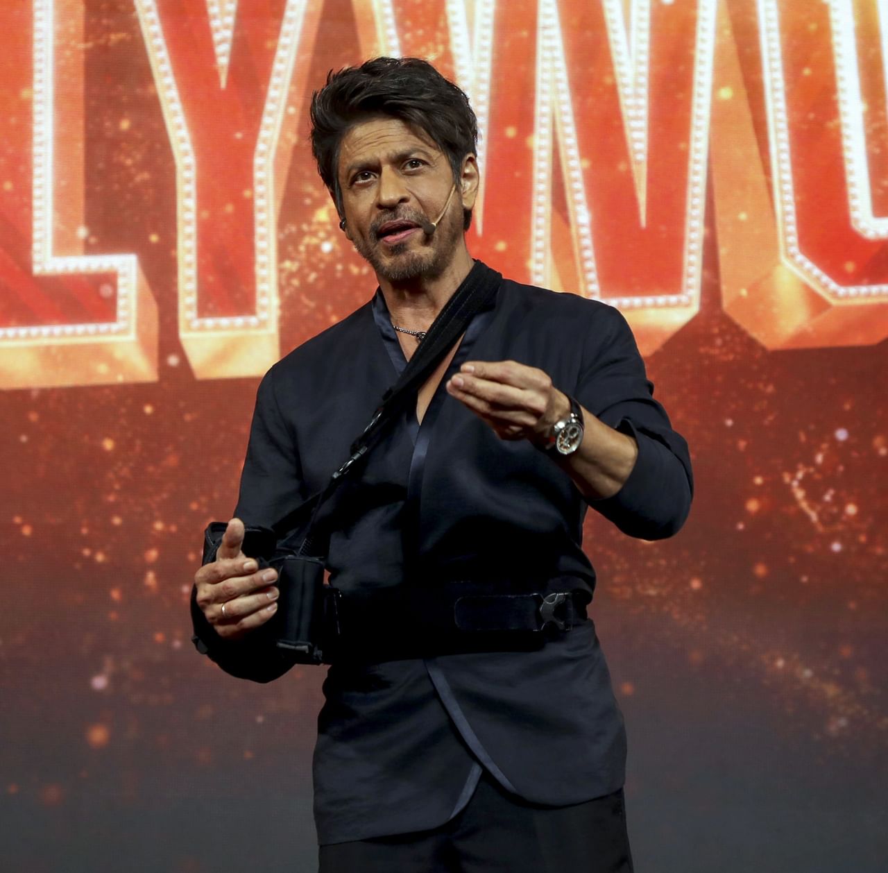 എന്നാൽ അദ്ദേഹം ആദ്യ ശമ്പളമായി വാങ്ങിയത് 50 രൂപയാണെന്നാണ് റിപ്പോർട്ട്. പങ്കജ് ഉദാസിന്റെ ഒരു പരിപാടിയില്‍ നിന്നാണ് തനിക്ക് ആദ്യമായി പ്രതിഫലം ലഭിച്ചതെന്നാണ് ഷാരൂഖ് ഖാൻ മുൻപ് പറഞ്ഞത്. ആ പൈസ കൊണ്ട് തങ്ങള്‍ താജ്മഹല്‍ കാണാന്‍ പോയെന്നും നടന്‍ വെളിപ്പെടുത്തിയിരുന്നു.