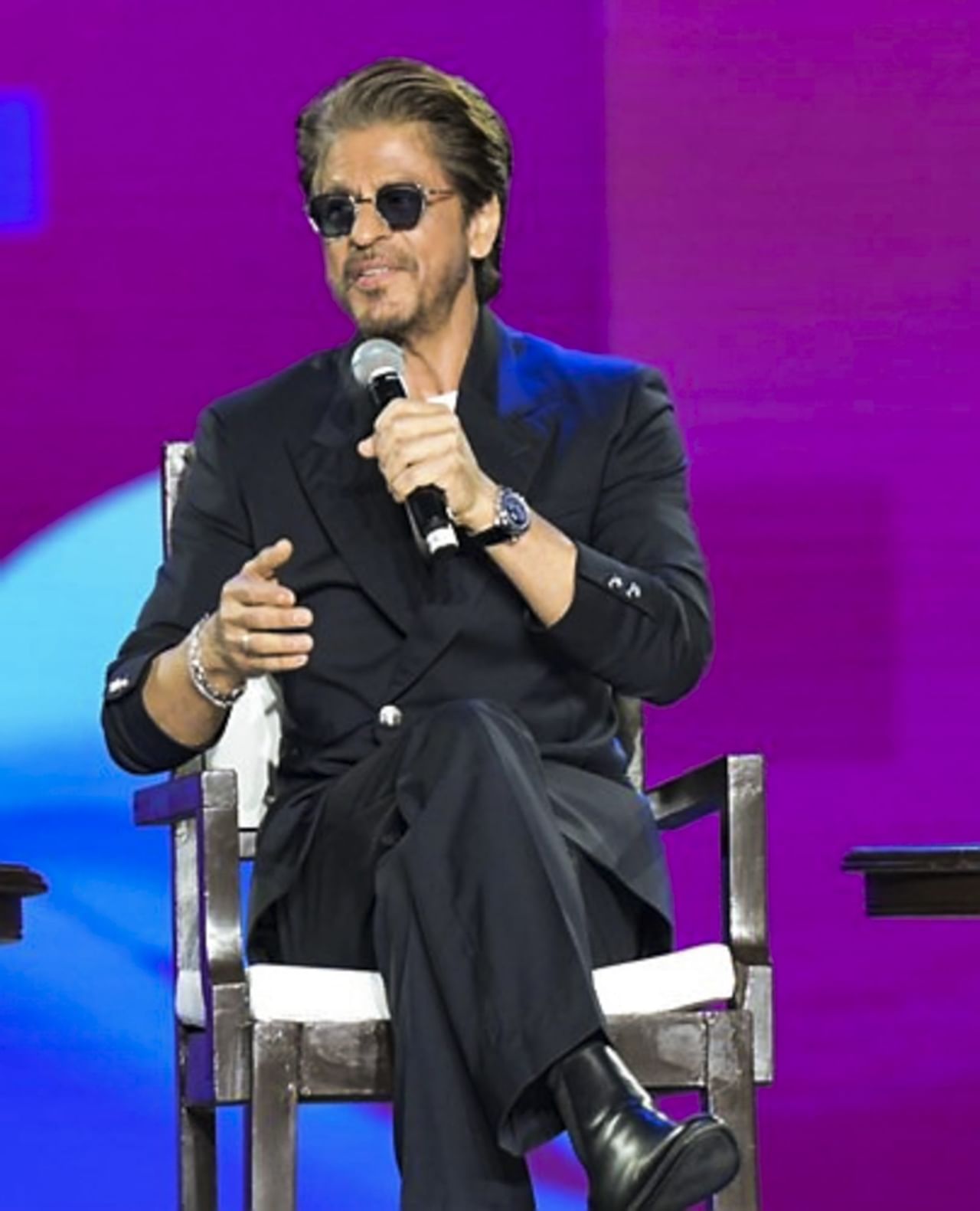 ലോകമെമ്പാടും ഷാരൂഖിന് നിരവധി റിയൽ എസ്റ്റേറ്റ് പ്രോപ്പർട്ടികളുണ്ട്. ബാന്ദ്രയിൽ 200 കോടി വിലമതിക്കുന്ന മന്നത്ത് എന്ന ആഡംബര ബംഗ്ലാവിനു പുറമെ ലണ്ടനിൽ ആഡംബര അപ്പാർട്ട്മെന്റ്, ഇംഗ്ലണ്ടിൽ ഒരു അവധിക്കാല വിശ്രമ കേന്ദ്രം, ബെവർലി ഹിൽസിൽ ഒരു വില്ല, ഡൽഹിയിൽ പ്രോപ്പർട്ടികൾ, അലിബാഗിൽ ഒരു ഫാംഹൗസ്, ദുബായിൽ ബംഗ്ലാവ് എന്നിവയും ഷാരൂഖിന് സ്വന്തമായുണ്ട്.