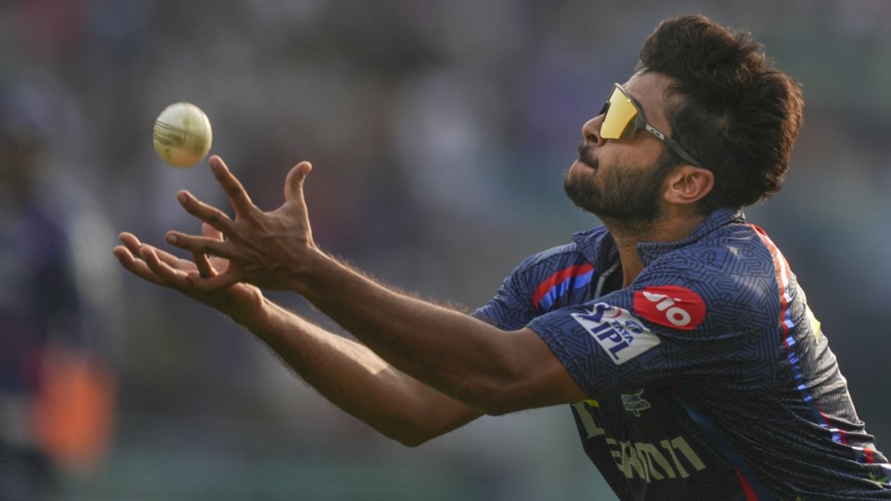 കഴിഞ്ഞ വര്ഷം ജിദ്ദയില് നടന്ന താരലേലത്തില് താക്കൂറിനെ ആരും സ്വന്തമാക്കിയിരുന്നില്ല. എന്നാല് പരിക്കേറ്റ മൊഹ്സിന് ഖാന് പകരമായി താക്കൂറിനെ ലഖ്നൗ പിന്നീട് ടീമിലെത്തിച്ചു. രണ്ട് കോടി രൂപയായിരുന്നു അടിസ്ഥാനത്തുക (Image Credits: PTI)