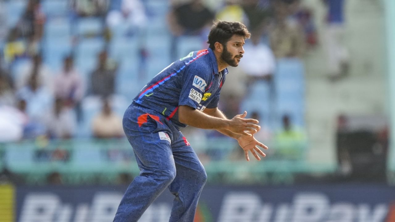 ഇരുഫ്രാഞ്ചസികളും തമ്മിലുള്ള ചര്ച്ചകള് പുരോഗമിക്കുകയാണെന്ന് ക്രിക്ക്ബസ് റിപ്പോര്ട്ട് ചെയ്തു. എന്നാല് ഇത് ട്രേഡിങ് തന്നെയാണെന്ന് വ്യാഖാനിക്കാനാകില്ലെന്നും റിപ്പോര്ട്ടിലുണ്ട്. പകരം ഇത് ക്യാഷ് ട്രാന്സ്ഫര് ഇടപാടാകാം (Image Credits: PTI)