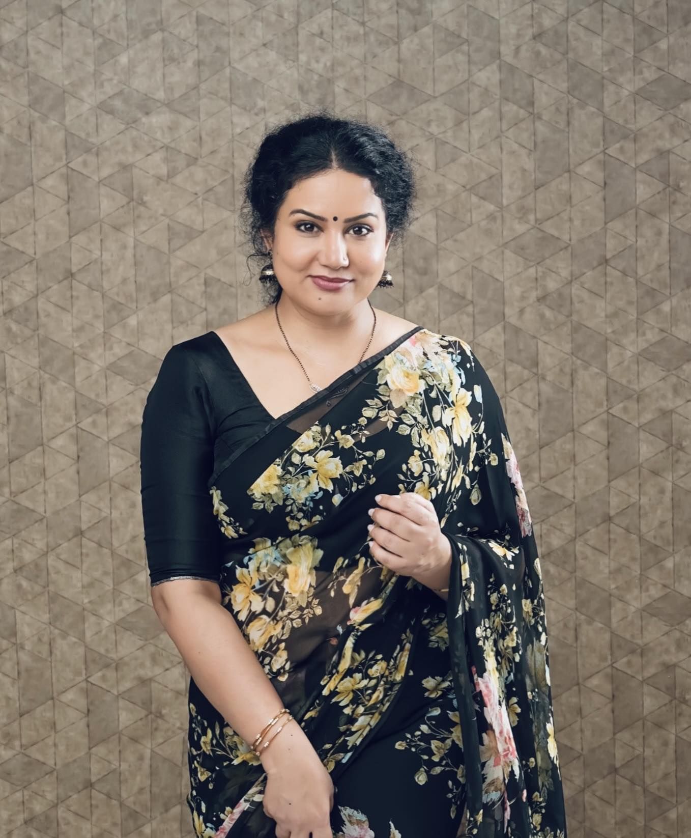 ഓരേ സമയം നിർമാതാവായും നടിയായും മലയാള സിനിമയിൽ ശ്രദ്ധേയായ താരമാണ് ഷീലു എബ്രഹാം. താൻ നിർമിക്കുന്ന ചിത്രങ്ങളിൽ നായികയായി എത്തുന്നതാണ് ഷീലു എബ്രഹാമിൻ്റെ പ്രത്യേകത. (Sheelu Abraham Facebook)