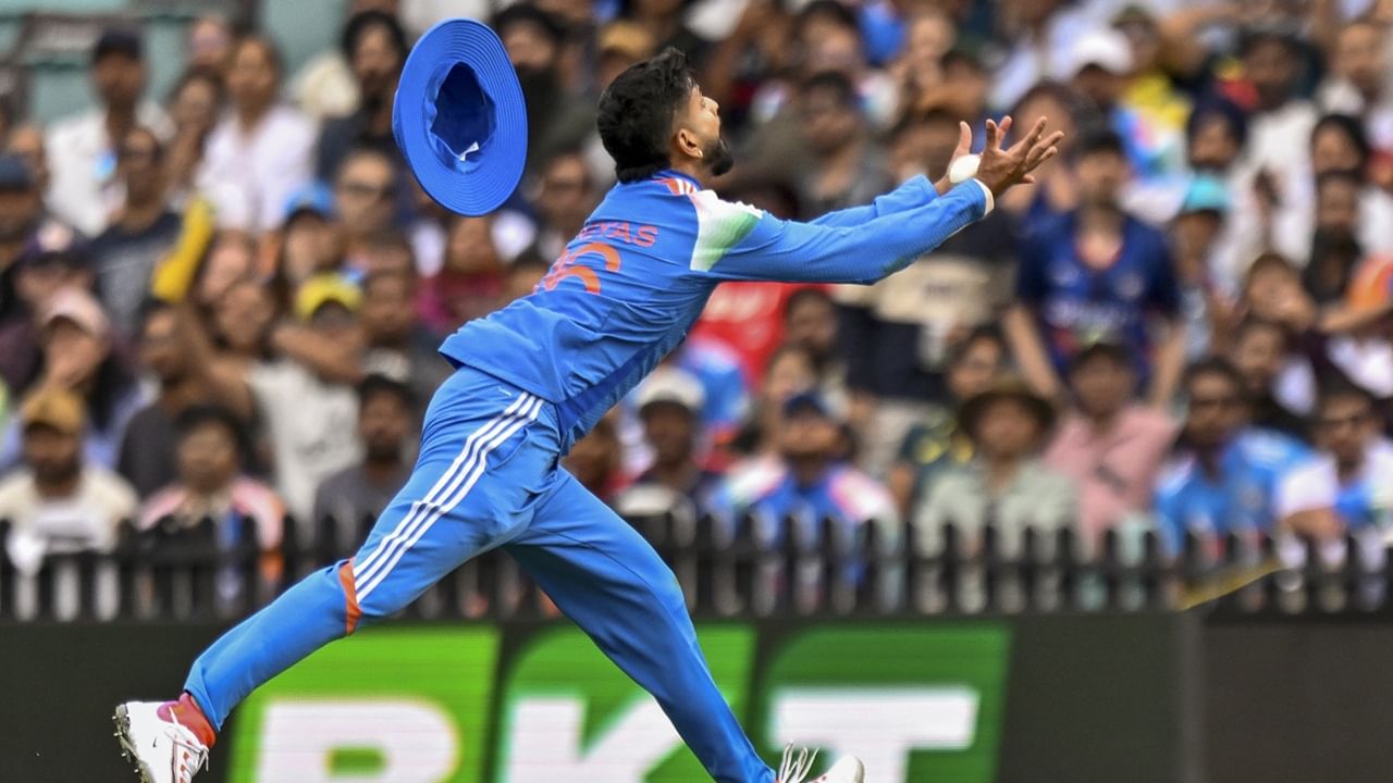 സിഡ്‌നി ഏകദിനത്തിനിടെ ഫീല്‍ഡിങിനിടെയാണ് താരത്തിന് പരിക്കേറ്റത്. വാരിയെല്ലിന് സമീപമായിരുന്നു പരിക്ക്. പ്ലീഹയ്ക്ക് ക്ഷതമേറ്റു. തുടര്‍ന്ന് ആന്തരിക രക്തസ്രാവവുമുണ്ടായി  (Image Credits: PTI)