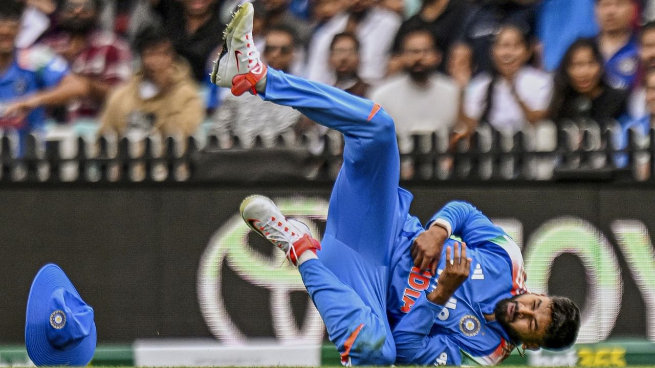 താരം സുഖം പ്രാപിച്ച് വരികയാണ്. മികച്ച ചികിത്സ ലഭ്യമാക്കിയതിന് സിഡ്‌നിയിലെ ഡോ. കൊറോഷ് ഹാഗിഗിക്കും സംഘത്തിനും ഇന്ത്യയിലെ ഡോ. ദിൻഷാ പർദിവാലയ്ക്കും ബിസിസിഐ നന്ദി അറിയിച്ചു. ആശുപത്രി വിട്ടെങ്കിലും ശ്രേയസ് സിഡ്‌നിയില്‍ തുടരും  (Image Credits: PTI)