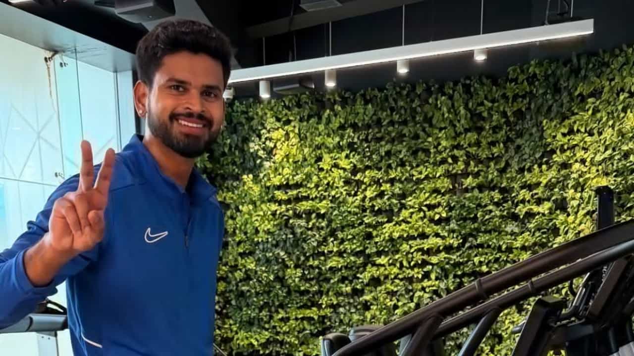 Shreyas Iyer: സർജറിക്ക് ശേഷം പരിശീലനം പുനരാരംഭിച്ച് ശ്രേയാസ് അയ്യർ; രണ്ട് മാസത്തെ വിശ്രമം വേണ്ടിവരുമെന്ന് റിപ്പോർട്ട് Shreyas Iyer: സർജറിക്ക് ശേഷം പരിശീലനം പുനരാരംഭിച്ച് ശ്രേയാസ് അയ്യർ; രണ്ട് മാസത്തെ വിശ്രമം വേണ്ടിവരുമെന്ന് റിപ്പോർട്ട്