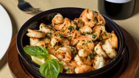 ചെമ്മീൻ്റെ കറുത്ത നാര് കളയാറില്ലേ; സൂക്ഷിക്കണം, അപകടമാണ്