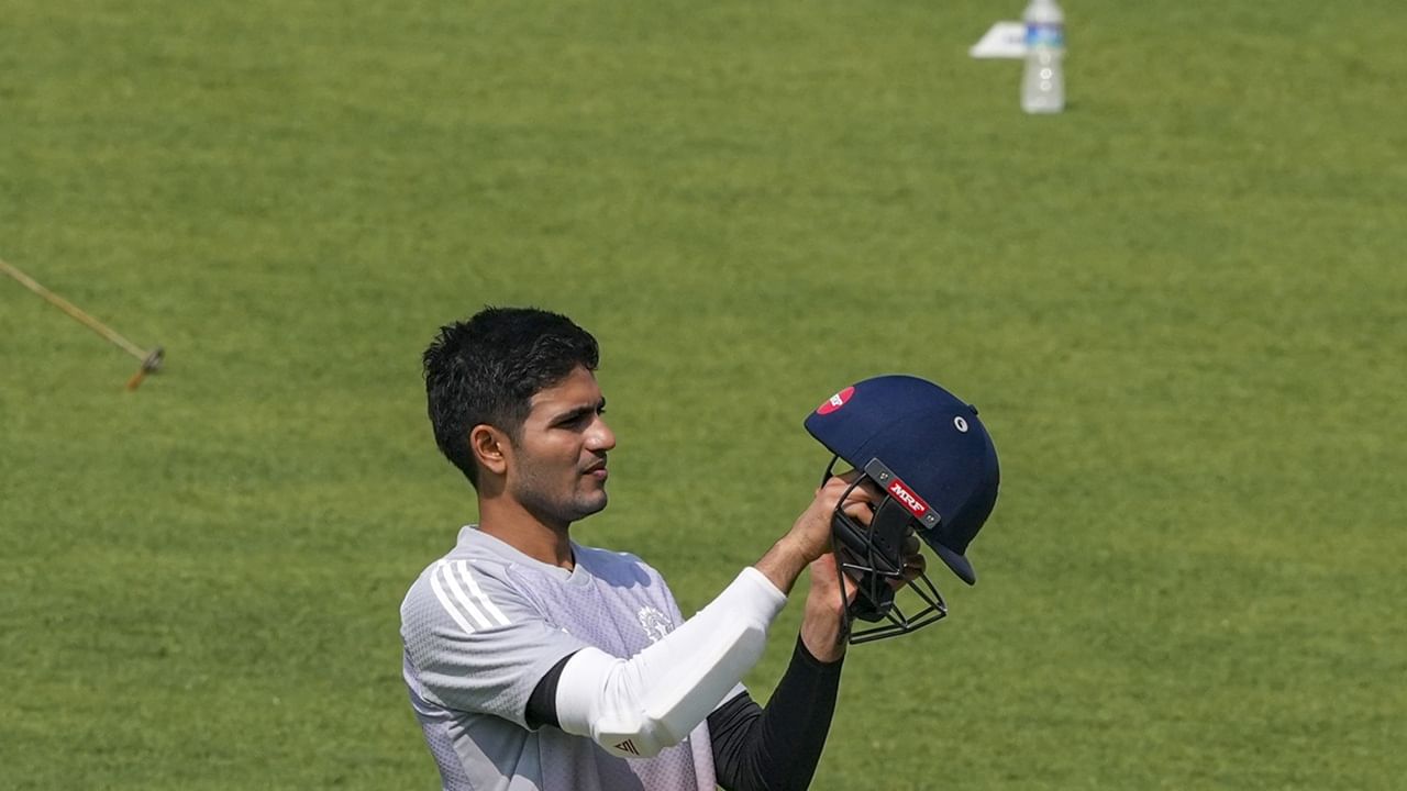അതേസമയം, ദക്ഷിണാഫ്രിക്കയ്‌ക്കെതിരായ രണ്ടാം ടെസ്റ്റിലും ഗില്‍ കളിക്കാന്‍ സാധ്യത കുറവാണ്. ഗുവാഹത്തിയിലാണ് രണ്ടാം ടെസ്റ്റ്. ടീമിനൊപ്പം ഗില്‍ ഗുവാഹത്തിയിലേക്ക് പുറപ്പെടും  (Image Credits: PTI)