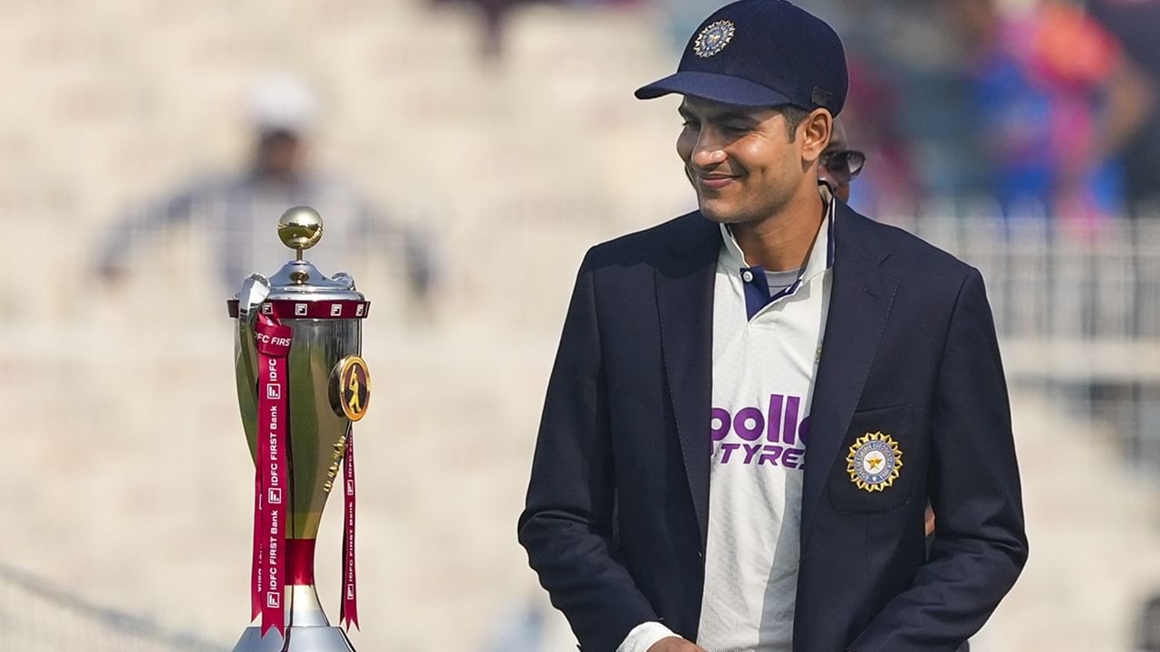 ടെസ്റ്റ് പരമ്പരയ്ക്കിടെ പരിക്കേറ്റ ശുഭ്മാന്‍ ഗില്ലിന് ദക്ഷിണാഫ്രിക്കയ്‌ക്കെതിരായ ഏകദിന, ടി20 പരമ്പരകള്‍ നഷ്ടമായേക്കും. ഈ വര്‍ഷം താരം ക്രിക്കറ്റിലേക്ക് തിരിച്ചെത്തിയേക്കിലെന്നാണ് റിപ്പോര്‍ട്ട്. താരത്തിന്റെ തിരിച്ചുവരവ് അടുത്ത വര്‍ഷമായേക്കുമെന്ന് ടൈംസ് ഓഫ് ഇന്ത്യ റിപ്പോര്‍ട്ട് ചെയ്തു (Image Credits: PTI)