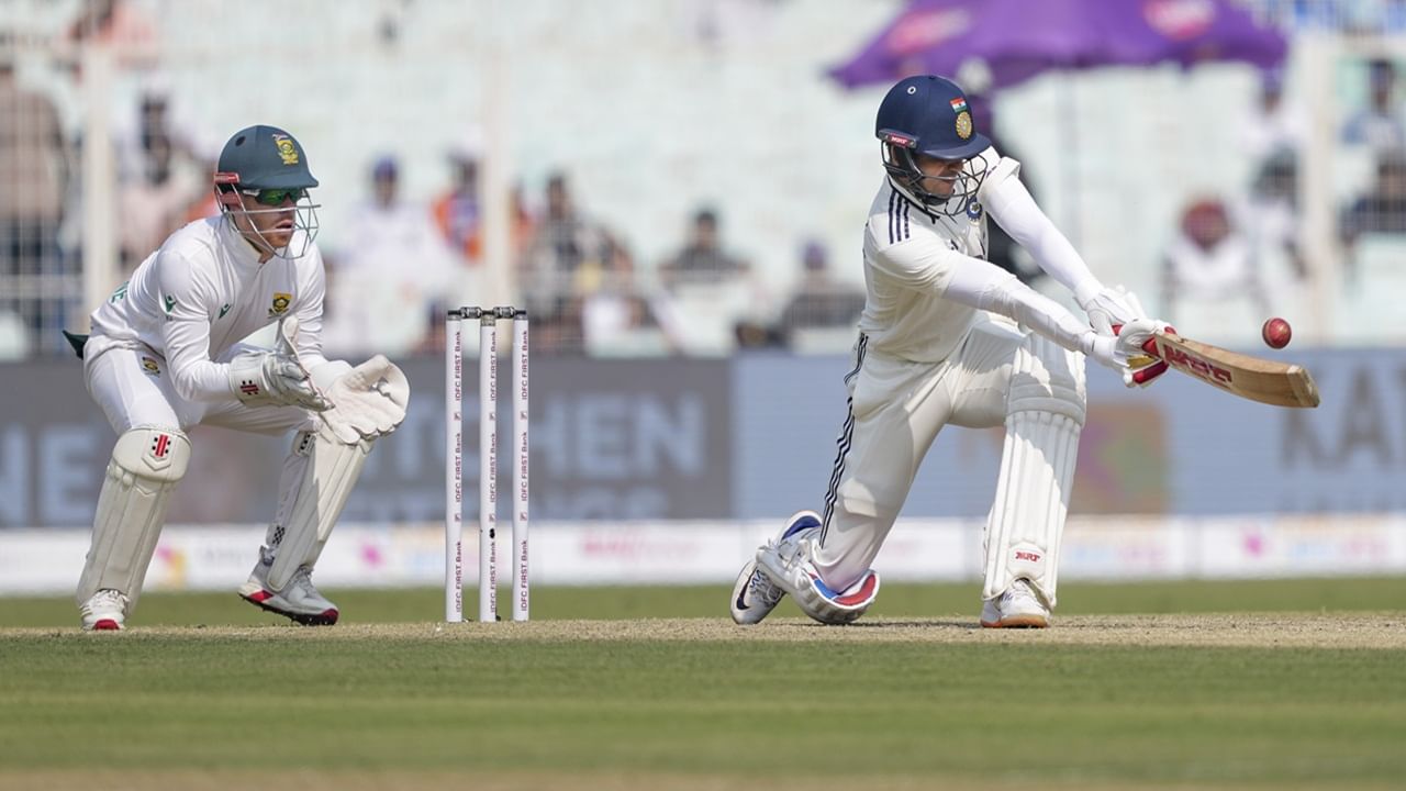 ഗില് കളിച്ചില്ലെങ്കില് അത് തിരിച്ചടിയാണ്. റെഡ് ബോള് ഫോര്മാറ്റില് ഗില് മികച്ച ഫോമിലാണ്. ഈഡന് ഗാര്ഡന്സിലെ പിച്ച് ബാറ്റ് ചെയ്യാന് പ്രയാസമേറിയതായിരുന്നുവെന്ന് ഗംഭീര് പറഞ്ഞു (Image Credits: PTI)