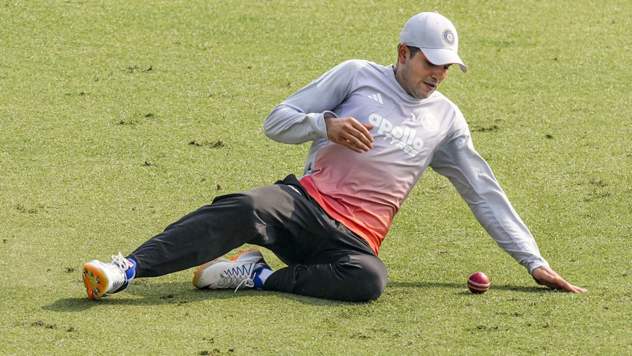 ഗില്‍ ഗുവാഹത്തിയിലേക്ക് പുറപ്പെടുമെങ്കിലും കളിക്കാന്‍ സാധ്യത കുറവാണെന്നാണ് വിലയിരുത്തല്‍. രണ്ടാം ടെസ്റ്റില്‍ ഗില്‍ കളിച്ചില്ലെങ്കില്‍ പന്ത് ടീമിനെ നയിക്കും. ആദ്യ ടെസ്റ്റില്‍ ഇന്ത്യ തോറ്റിരുന്നു  (Image Credits: PTI)