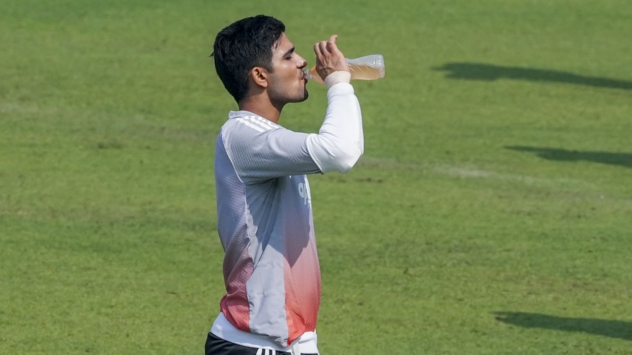 ന്യൂസിലന്‍ഡിനെതിരായ പരമ്പരയിലാകും തിരിച്ചുവരവെന്നാണ് റിപ്പോര്‍ട്ട്. ഗില്ലിന് കഴുത്തിനാണ് പരിക്കേറ്റത്. ഈ പരിക്ക് വിചാരിച്ചതിലും സാരമുള്ളതാണെന്നാണ് റിപ്പോര്‍ട്ട്  (Image Credits: PTI)