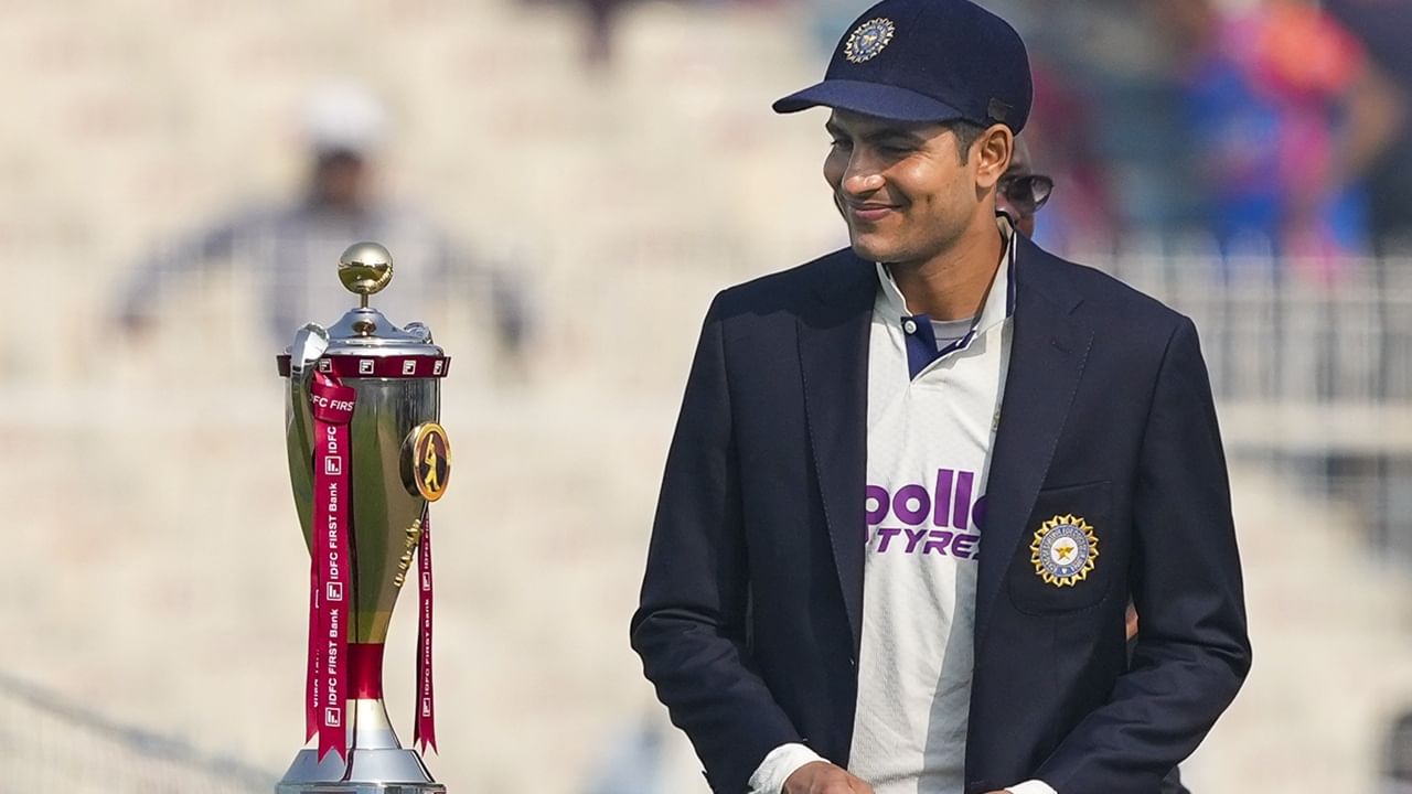 നിലവില് ഗില്ലിനെ ആശുപത്രിയില് നിന്ന് ഡിസ്ചാര്ജ് ചെയ്തിട്ടുണ്ട്. ഗില്ലിന്റെ ആരോഗ്യസ്ഥിതി വിലയിരുത്തുകയാണെന്ന് പരിശീലകന് ഗൗതം ഗംഭീര് അറിയിച്ചു. ഇക്കാര്യത്തില് ഫിസിയോ ഉടന് തീരുമാനമെടുക്കുമെന്നും ഗംഭീര് പറഞ്ഞു (Image Credits: PTI)