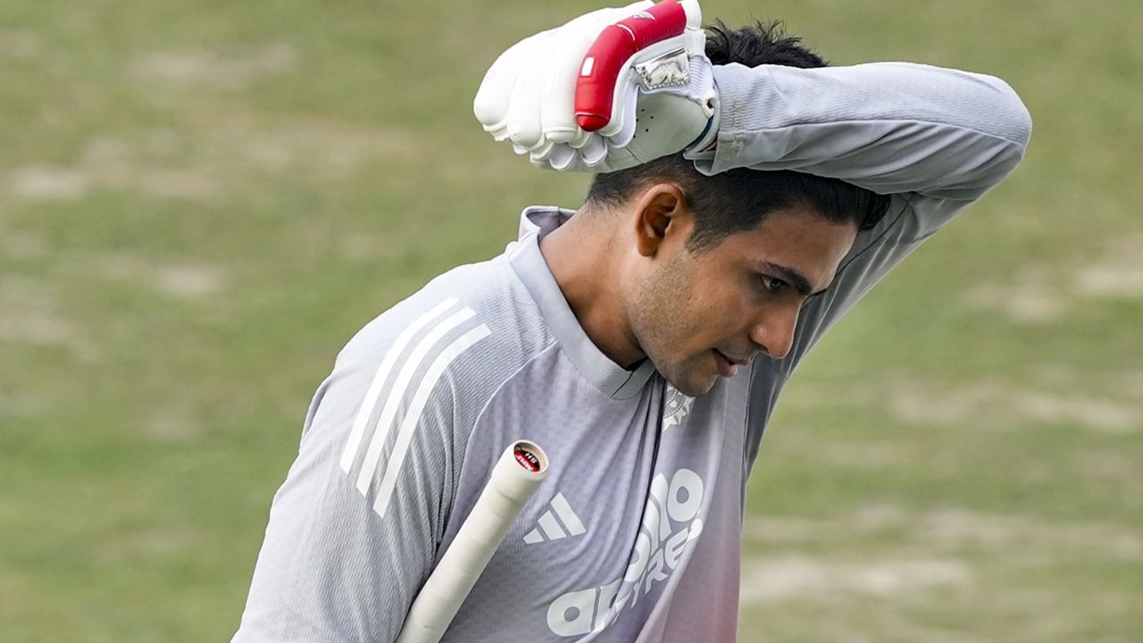 കഴുത്തിന് പരിക്കേറ്റ ഗില്ലിന് കുത്തിവയ്പ്പ് നല്‍കിയിട്ടുണ്ട്. ഗില്‍ എത്രയും വേഗം ഫിറ്റ്‌നസ് വീണ്ടെടുക്കണമെന്നാണ് ടീം മാനേജ്‌മെന്റിന്റെ ആഗ്രഹം. എന്നാല്‍ ടി20 ലോകകപ്പ് അടുത്തുവരുന്നതിനാല്‍ താരത്തിന്റെ പരിക്ക് വഷളാക്കാന്‍ മാനേജ്‌മെന്റ് ആഗ്രഹിക്കുന്നില്ല  (Image Credits: PTI)