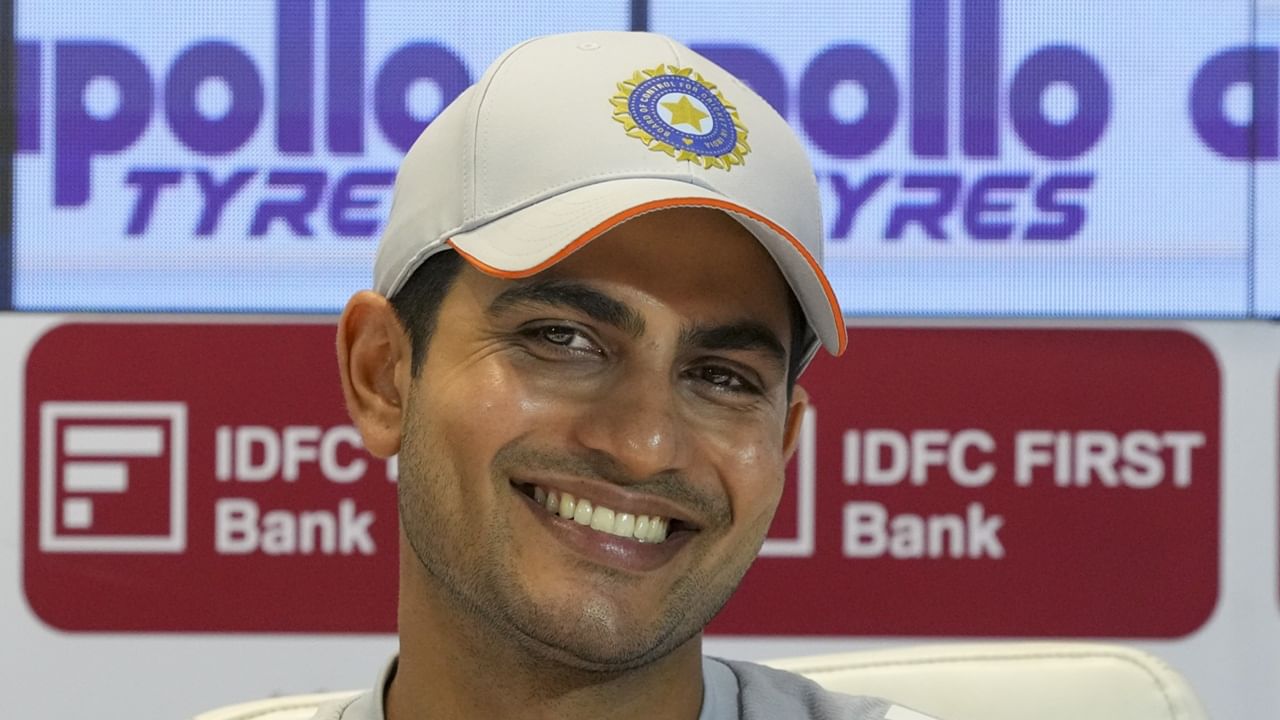 ഫിസിയോയുടെ റിപ്പോര്ട്ടിന്റെ അടിസ്ഥാനത്തില് മാത്രമാകും ഗില് രണ്ടാം ടെസ്റ്റില് കളിക്കണമോയെന്ന് തീരുമാനിക്കുക. നവംബര് 22ന് ഗുവാഹത്തിയിലാണ് രണ്ടാം ടെസ്റ്റ് ആരംഭിക്കുന്നത്. ആദ്യ ടെസ്റ്റില് ഇന്ത്യ 30 റണ്സിന് തോറ്റിരുന്നു (Image Credits: PTI)