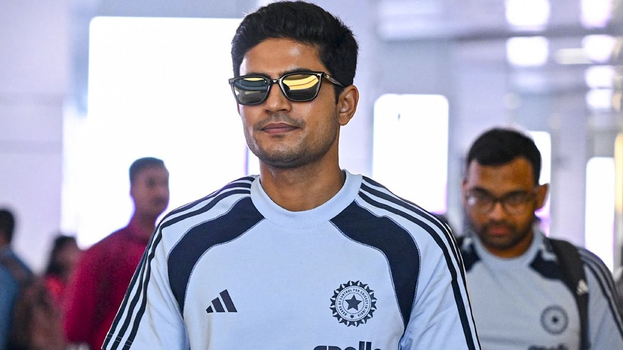 ദക്ഷിണാഫ്രിക്കയ്‌ക്കെതിരായ ആദ്യ ടെസ്റ്റിലെ ആദ്യ ഇന്നിങ്‌സില്‍ ബാറ്റ് ചെയ്യുന്നതിനിടെയാണ് ഗില്ലിന് പരിക്കേറ്റത്. തുടര്‍ന്ന് ആശുപത്രിയില്‍ അഡ്മിറ്റ് ചെയ്‌തെങ്കിലും പിന്നീട് ഡിസ്ചാര്‍ജ് ചെയ്തു. രണ്ടാം ടെസ്റ്റിലും ഗില്‍ കളിക്കുന്നില്ല  (Image Credits: PTI)