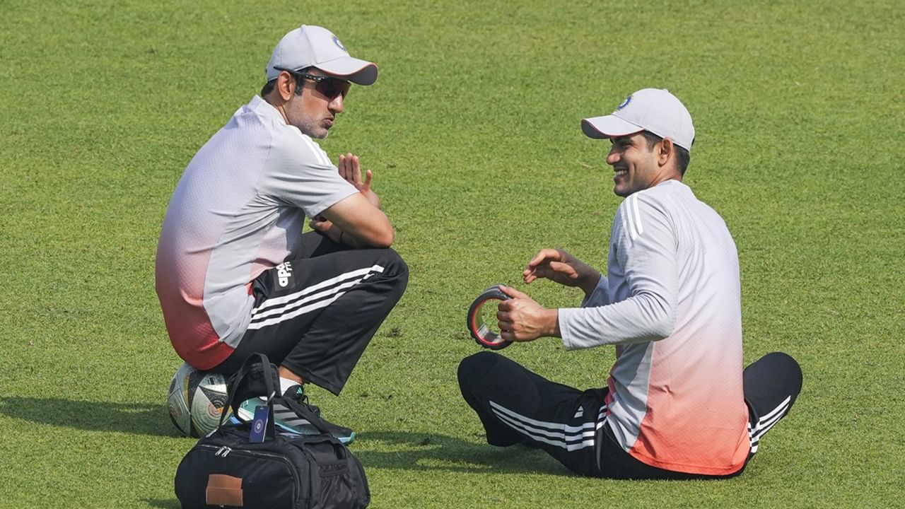 രണ്ടാം ടെസ്റ്റില് ഗില് കളിച്ചില്ലെങ്കില് ദേവ്ദത്ത് പടിക്കല് പ്ലേയിങ് ഇലവനിലെത്താനാണ് സാധ്യത. ആദ്യ ടെസ്റ്റില് പരാജയപ്പെട്ട ഇന്ത്യയ്ക്ക് പരമ്പരയില് ഒപ്പമെത്തണമെങ്കില് രണ്ടാം ടെസ്റ്റില് വിജയം അനിവാര്യമാണ്. പരമ്പരയില് രണ്ട് മത്സരങ്ങളാണുള്ളത് (Image Credits: PTI)