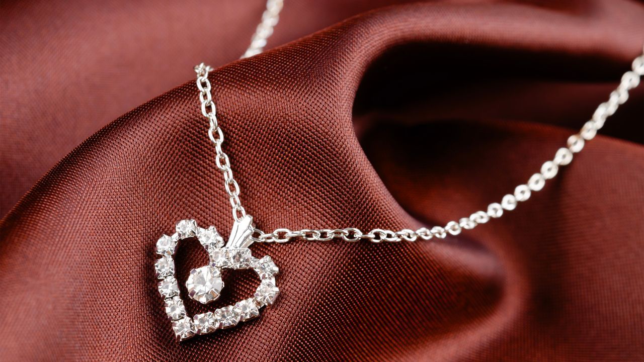 കൂടാതെ അതിവേഗം വളരുന്ന സൗരോര്‍ജ മേഖലയില്‍ വ്യാപകമായി ഉപയോഗിക്കുന്ന ലോഹങ്ങളില്‍ ഒന്നാണ് വെള്ളി. സാങ്കേതിക മേഖല വികസിക്കുമ്പോള്‍ വെള്ളിയുടെ ആവശ്യം വര്‍ധിക്കുന്നു. നിര്‍മ്മാതാക്കള്‍ വെള്ളിയെ കൂടുതലായി ആശ്രയിക്കുമ്പോള്‍ വില വര്‍ധിക്കും. 

