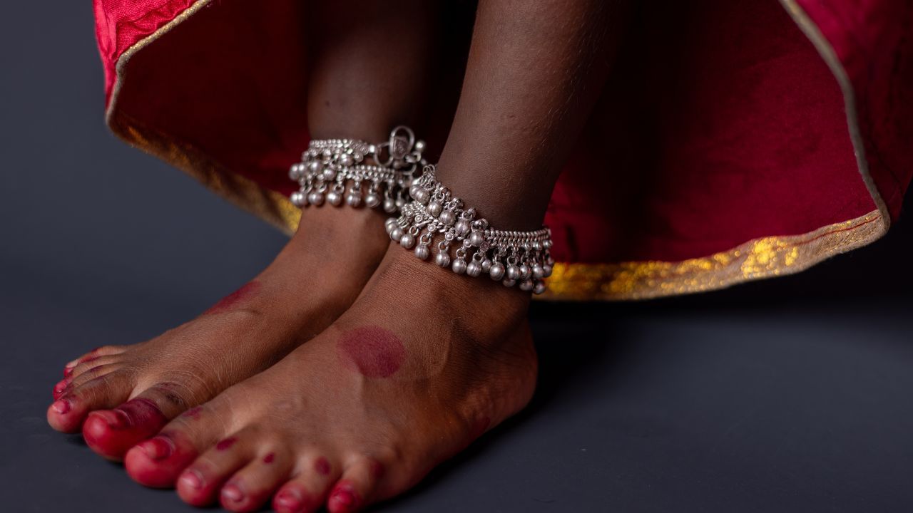 ഇന്നത്തെ ഒരു പവന് സ്വര്ണത്തിന്റെ വില 89,480 രൂപയാണ്. കഴിഞ്ഞ ദിവസത്തെ വിലയില് നിന്ന് കാര്യമായ മാറ്റങ്ങളൊന്നും തന്നെ ഉണ്ടായിട്ടില്ല. ഒരു ഗ്രാം സ്വര്ണത്തിന് 11,185 രൂപയും വിലയുണ്ട്.