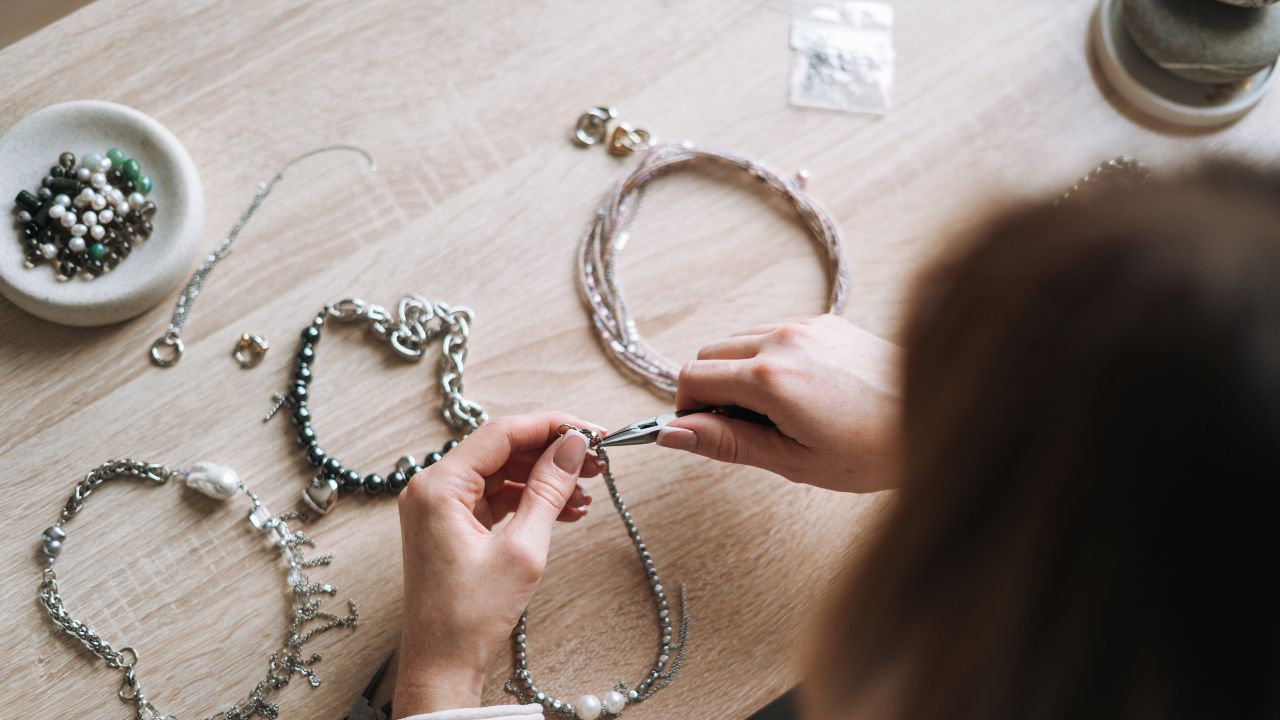 എന്നാല് വെള്ളിയുടെ കാര്യം അങ്ങനെയല്ല, വെള്ളിയില് കാര്യമായ ഇടിവ് സംഭവിച്ചെന്ന് പറയാനാകില്ല. സ്വര്ണം വില താഴ്ത്തുമ്പോഴും വെള്ളി വില ഉയര്ത്തുന്ന കാഴ്ചയായിരുന്നു വിപണിയില്. ഇന്ന് നവംബര് എട്ടിന് സ്വര്ണവിലയില് കാര്യമായ മാറ്റങ്ങളില്ല. എന്നാല് വെള്ളി വില കുറച്ചിരിക്കുകയാണ്.