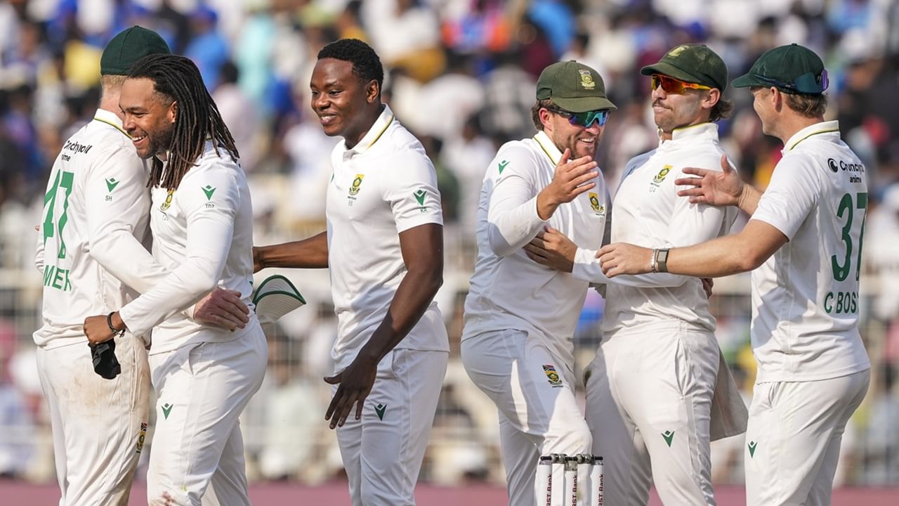 എയ്ഡന്‍ മര്‍ക്രമും റിയാന്‍ റിക്കല്‍ട്ടണും പ്രോട്ടീസിന്റെ ഓപ്പണര്‍മാര്‍. മധ്യനിരയില്‍ ട്രിസ്റ്റണ്‍ സ്റ്റബ്‌സ്, ടെംബ ബവുമ, ടോണി ഡി സോര്‍സി, വിയാന്‍ മള്‍ഡര്‍ എന്നിവര്‍. തുടര്‍ന്ന് സെനുരാന്‍ മുത്തുസ്വാമി, കൈല്‍ വെറിന്‍, മാര്‍ക്കോ യാന്‍സന്‍, സൈമണ്‍ ഹാര്‍മര്‍, കേശവ് മഹാരാജ് എന്നിവര്‍  (Image Credits: PTI)